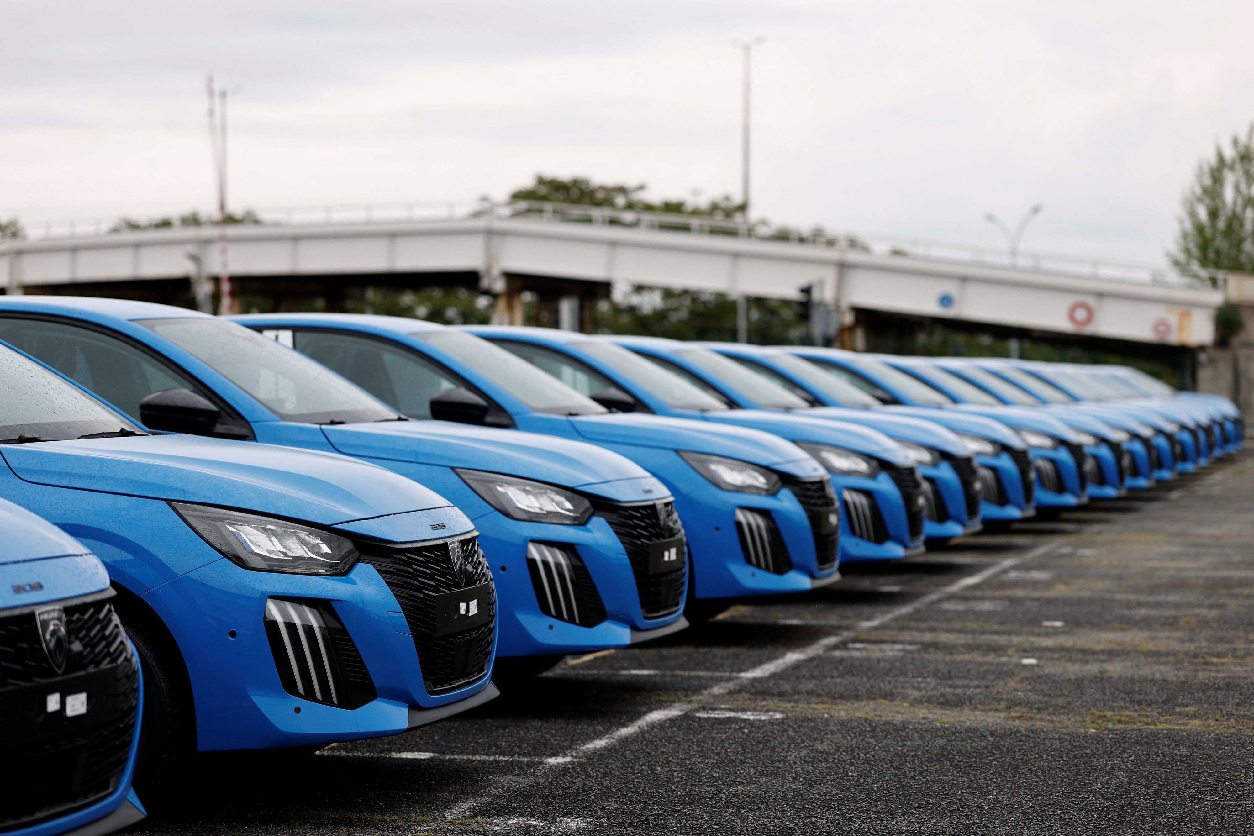 Der französische Autohersteller Peugeot muss mehr als 600.000 Autos zurückrufen – weil die Hupe zu leiste ist!