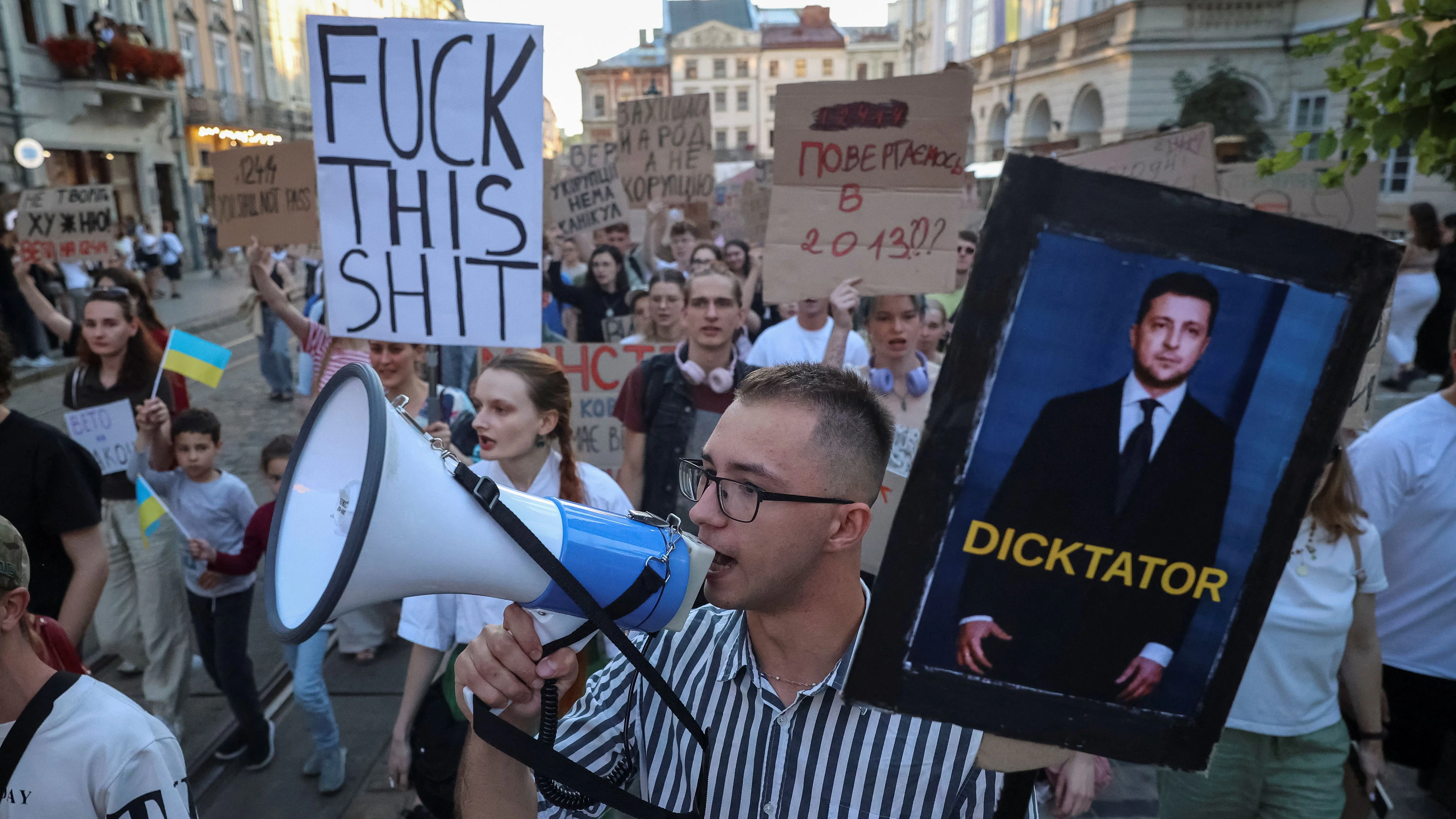 Im Juli des Vorjahres kam es zu tagelangen Massenprotesten gegen die Gängelung der Anti-Korruptionsbehörde (NABU) in der Ukraine – den größten seit Kriegsbeginn 2022. Hier eine Szene aus Lemberg am 23. Juli 2025.