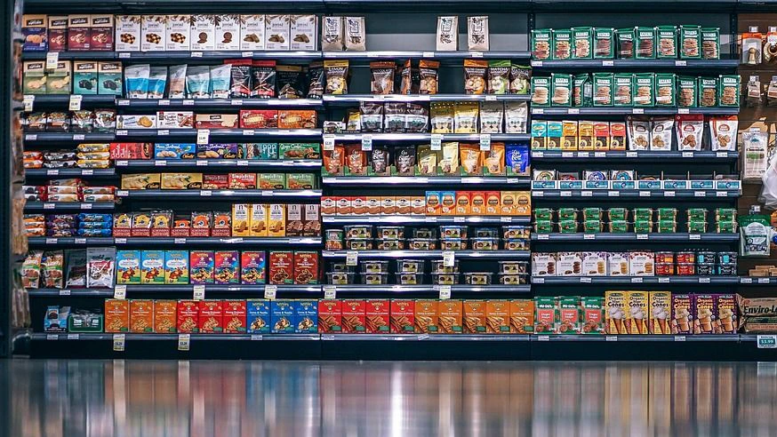 Supermarkt-Regal mit Produktvielfalt