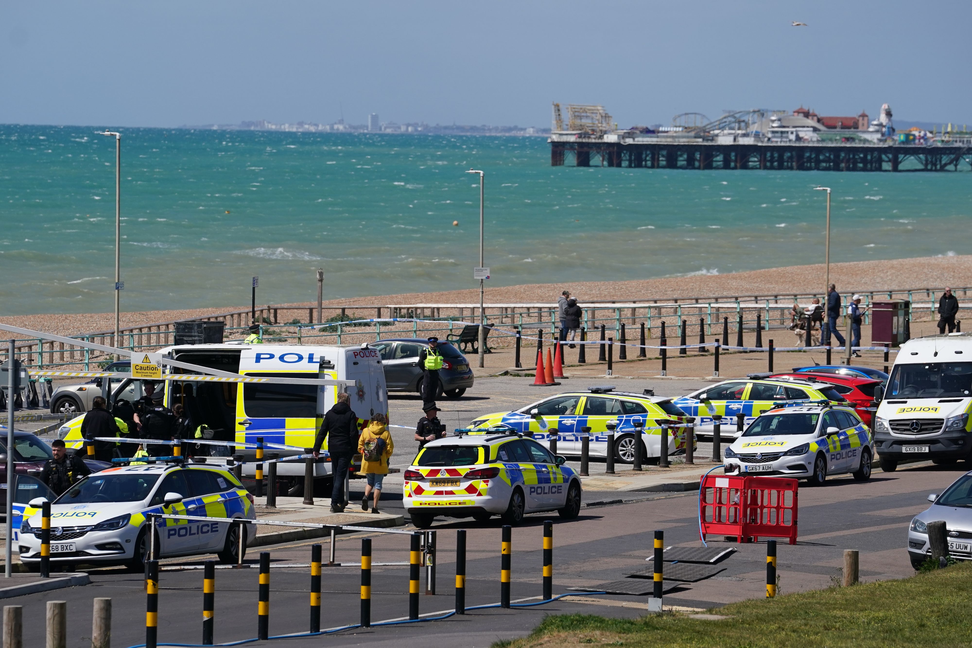 Einsatzkräfte am Madeira Drive in Brighton, wo die drei Leichen aus dem Meer geborgen wurden.