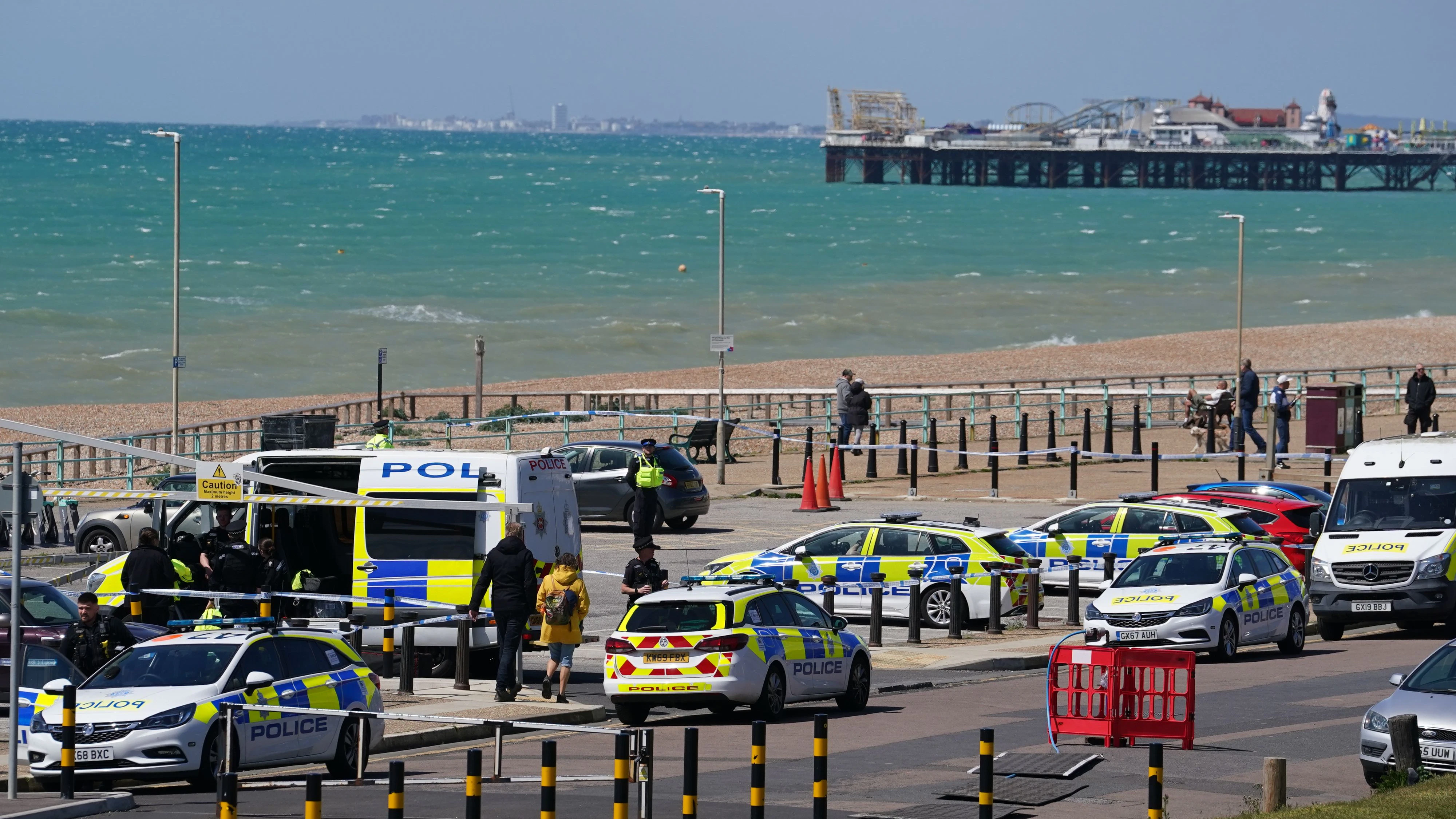Einsatzkräfte am Madeira Drive in Brighton, wo die drei Leichen aus dem Meer geborgen wurden.