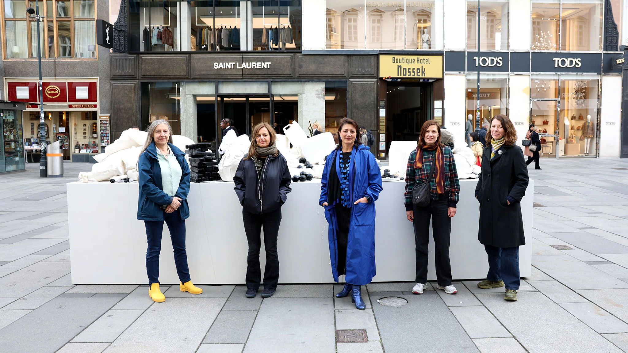 Eröffnung des "KÖR - Kunstplatz Graben" durch StRIn Veronica Kaup-Hasler (Mitte). 