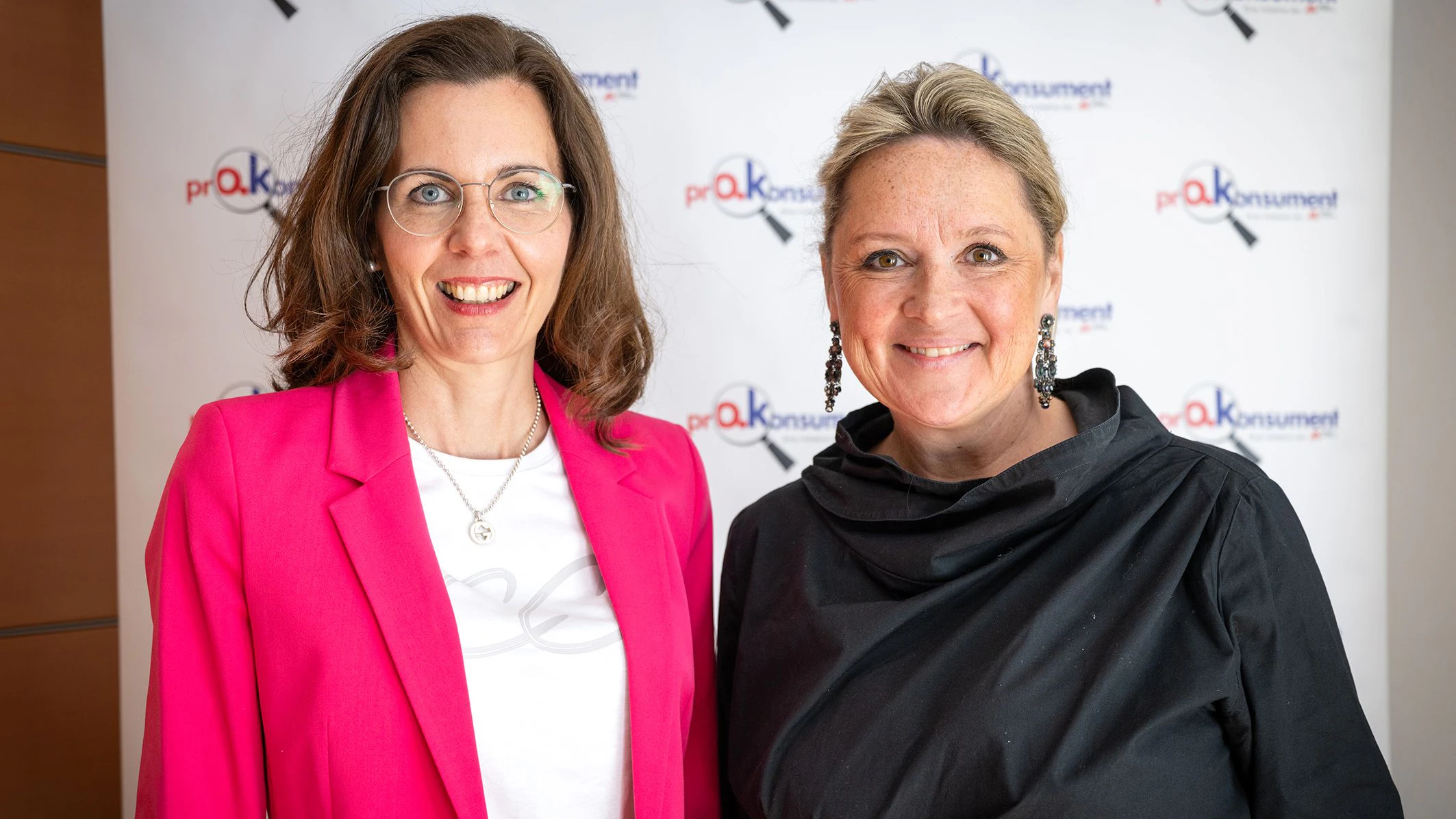 Gemeinsam mit Isabella Mittelstrasser (l.) vom Verein "Pro Konsument" informierte Susanne Rosenkranz über illegale Praktiken bei Schlüsseldiensten und anderen Dienstleistern