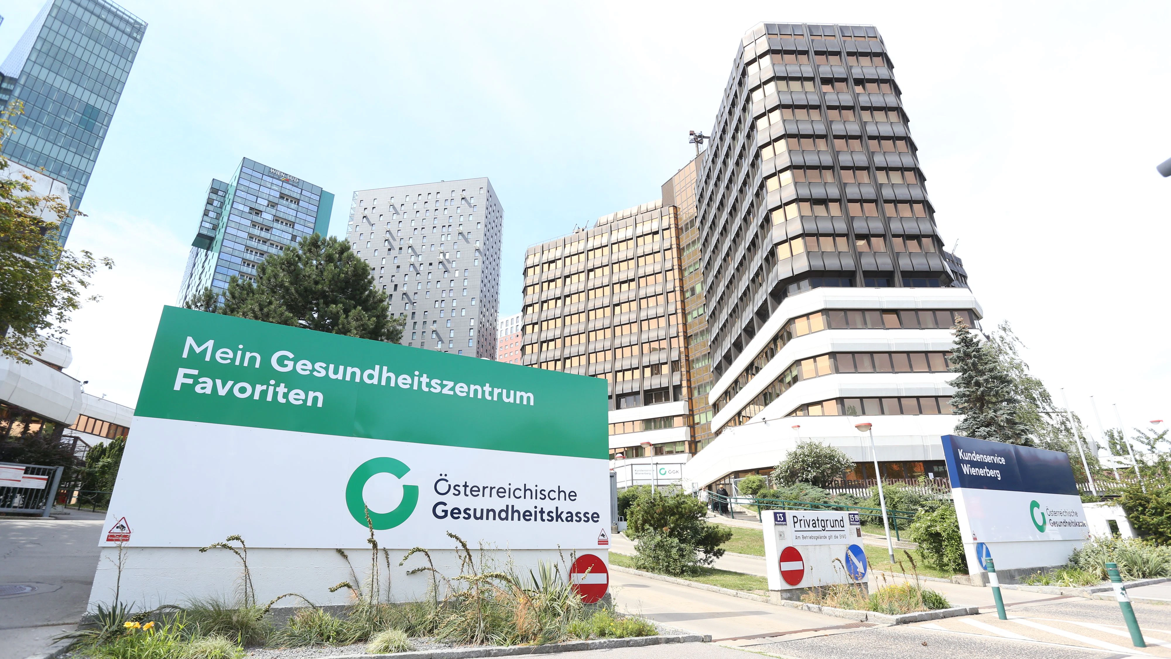 Auslöser der Debatte ist das Defizit der ÖGK im Jahr 2025.
