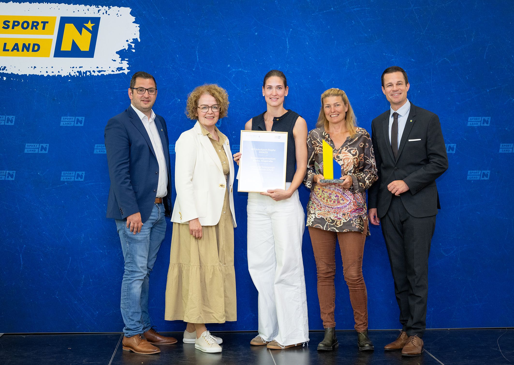 (v.l.n.r.): Das BRG Krems Ringstraße NÖ siegte bei der Schulsport-Trophy in der Kategorie AHS: Landtagsabgeordneter Philipp Gerstenmayer, Bildungslandesrätin Christiane Teschl-Hofmeister, Marianne Schütz, Birgit Hoch und Bildungsdirektor Karl Fritthum