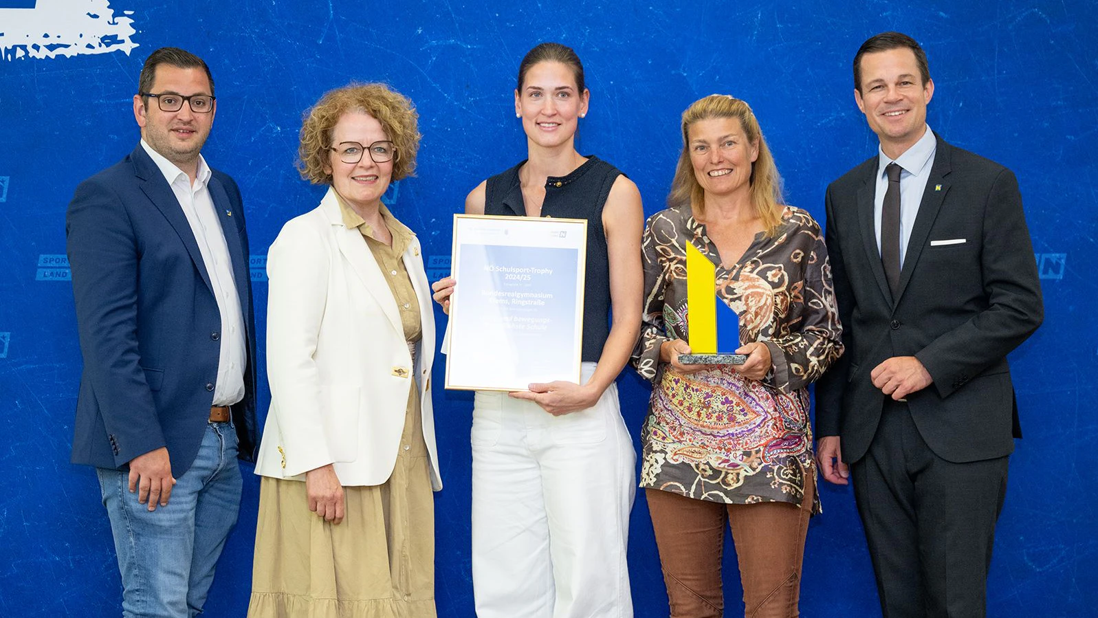 (v.l.n.r.): Das BRG Krems Ringstraße NÖ siegte bei der Schulsport-Trophy in der Kategorie AHS: Landtagsabgeordneter Philipp Gerstenmayer, Bildungslandesrätin Christiane Teschl-Hofmeister, Marianne Schütz, Birgit Hoch und Bildungsdirektor Karl Fritthum