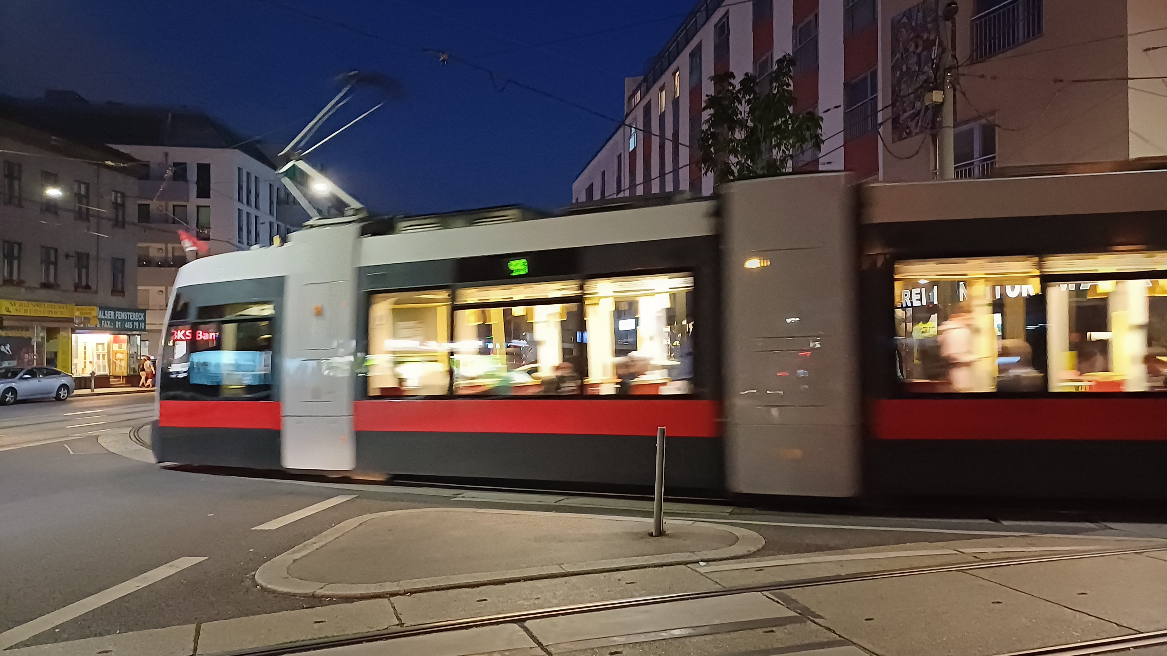 Der Mann wurde auf der Kreuzung von einer Bim erfasst. (Symbolbild)