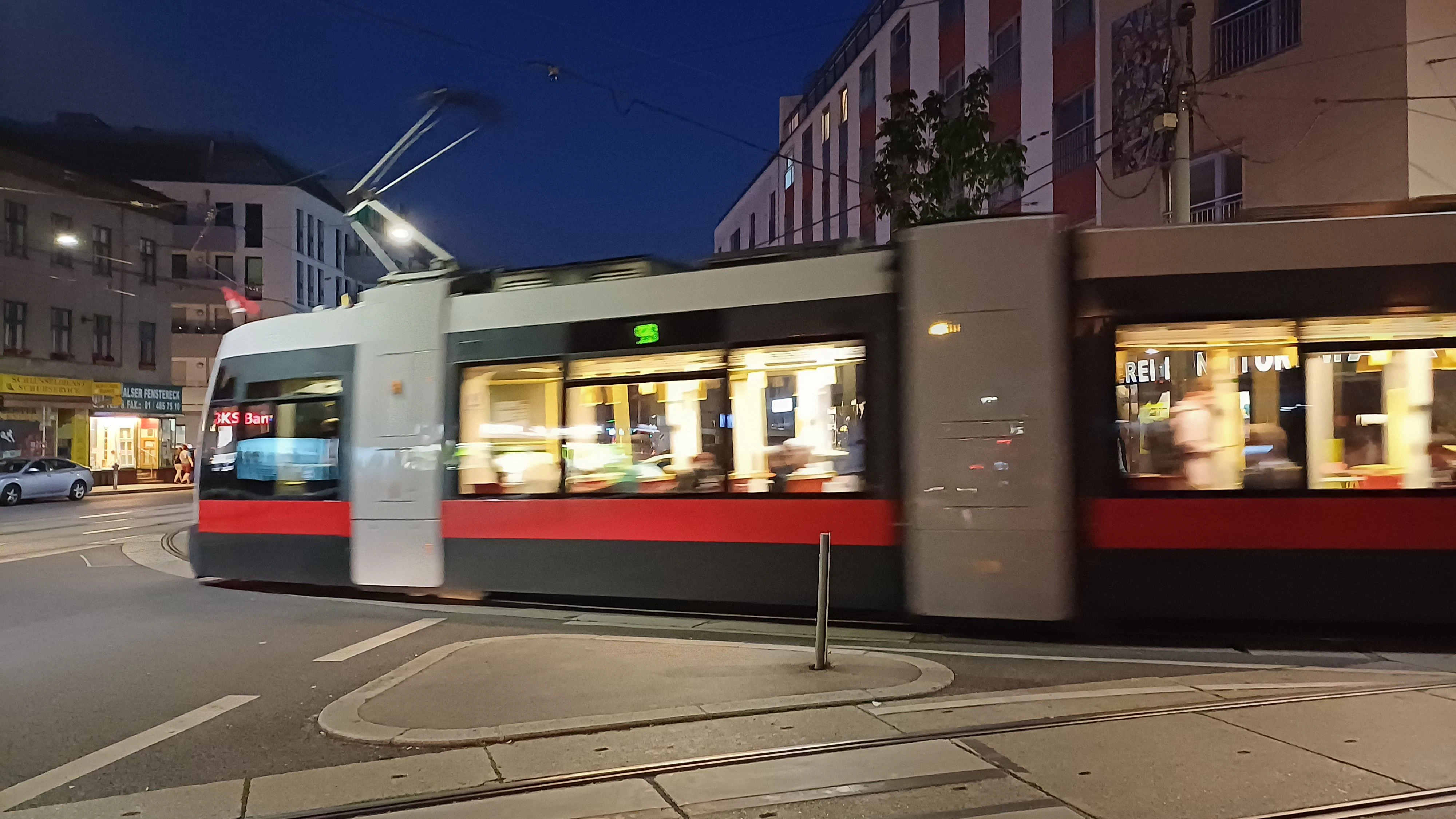 Der Mann wurde auf der Kreuzung von einer Bim erfasst. (Symbolbild)