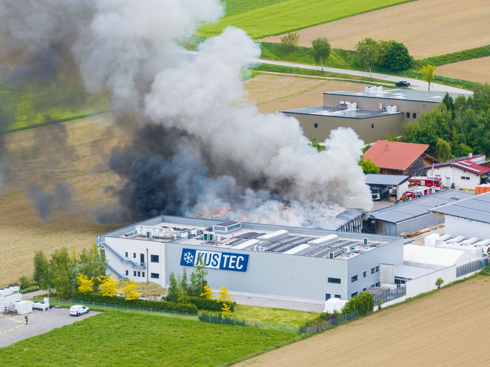Heute.at - Lagerhalle geht in Flammen auf – Brand im Tullnerfeld