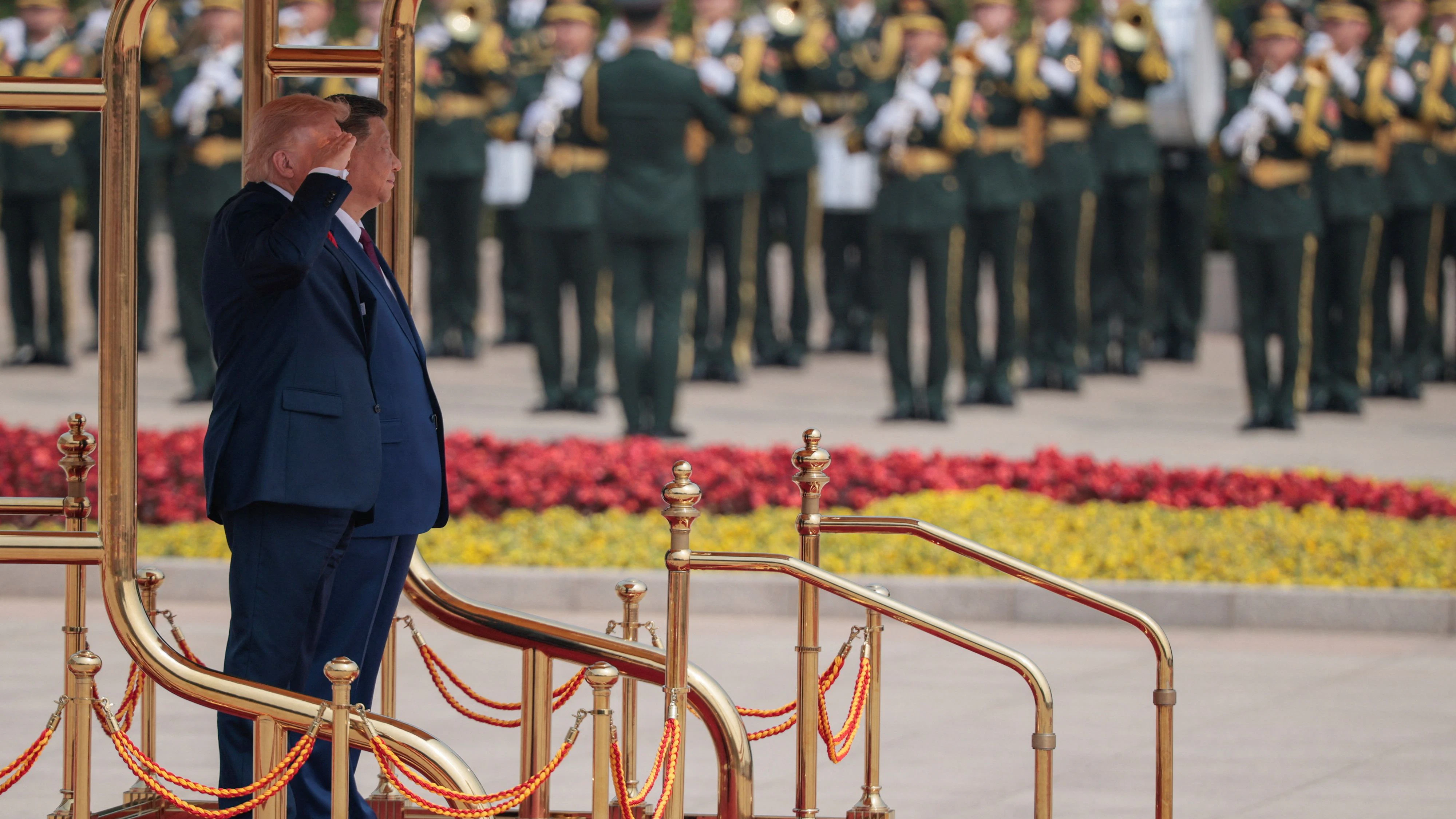 Trump salutiert bei einer Zeremonie vor der Großen Halle des Volkes in Peking
