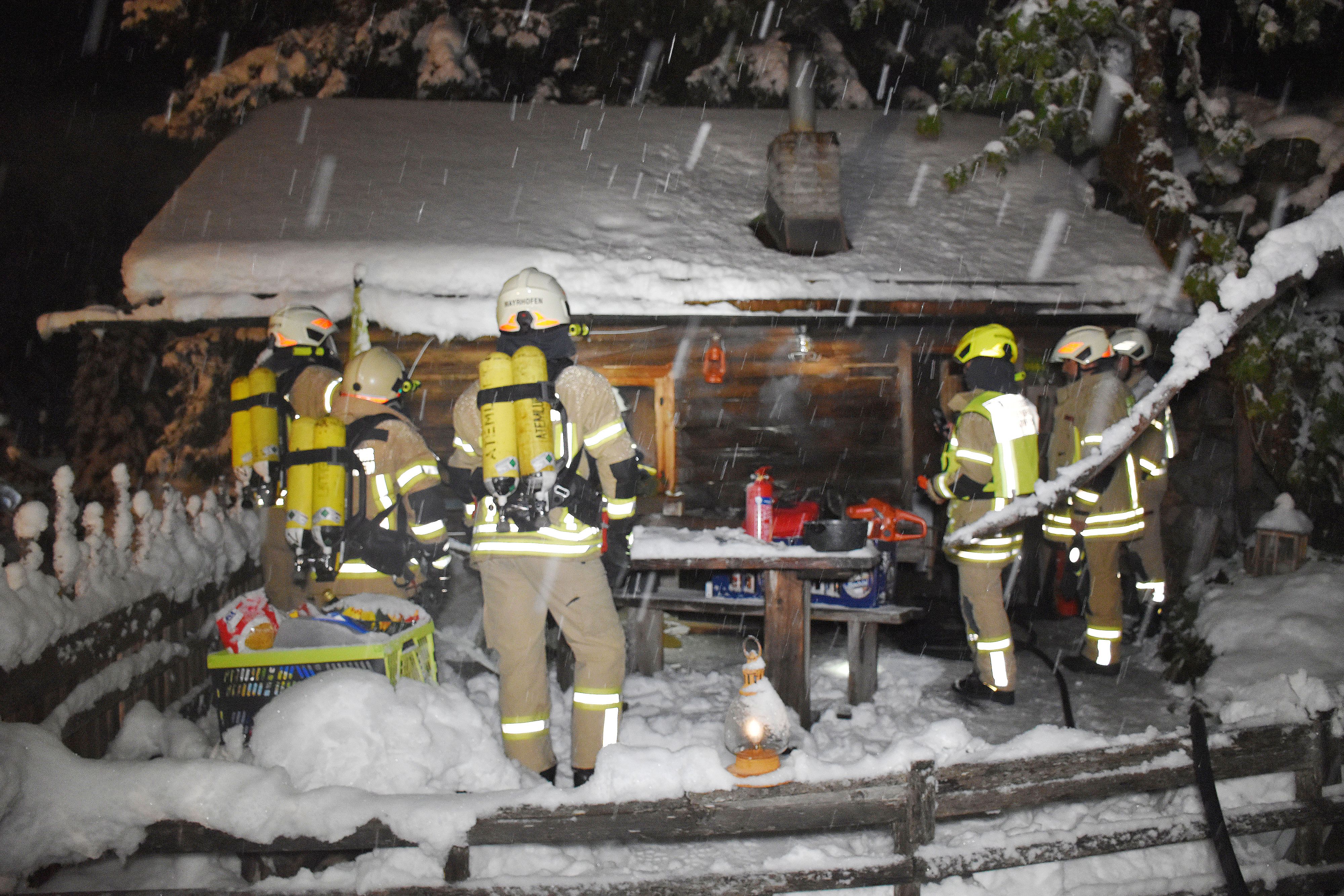 Heute.at - Almhütte brennt! Brisanter Einsatz mitten im Schnee
