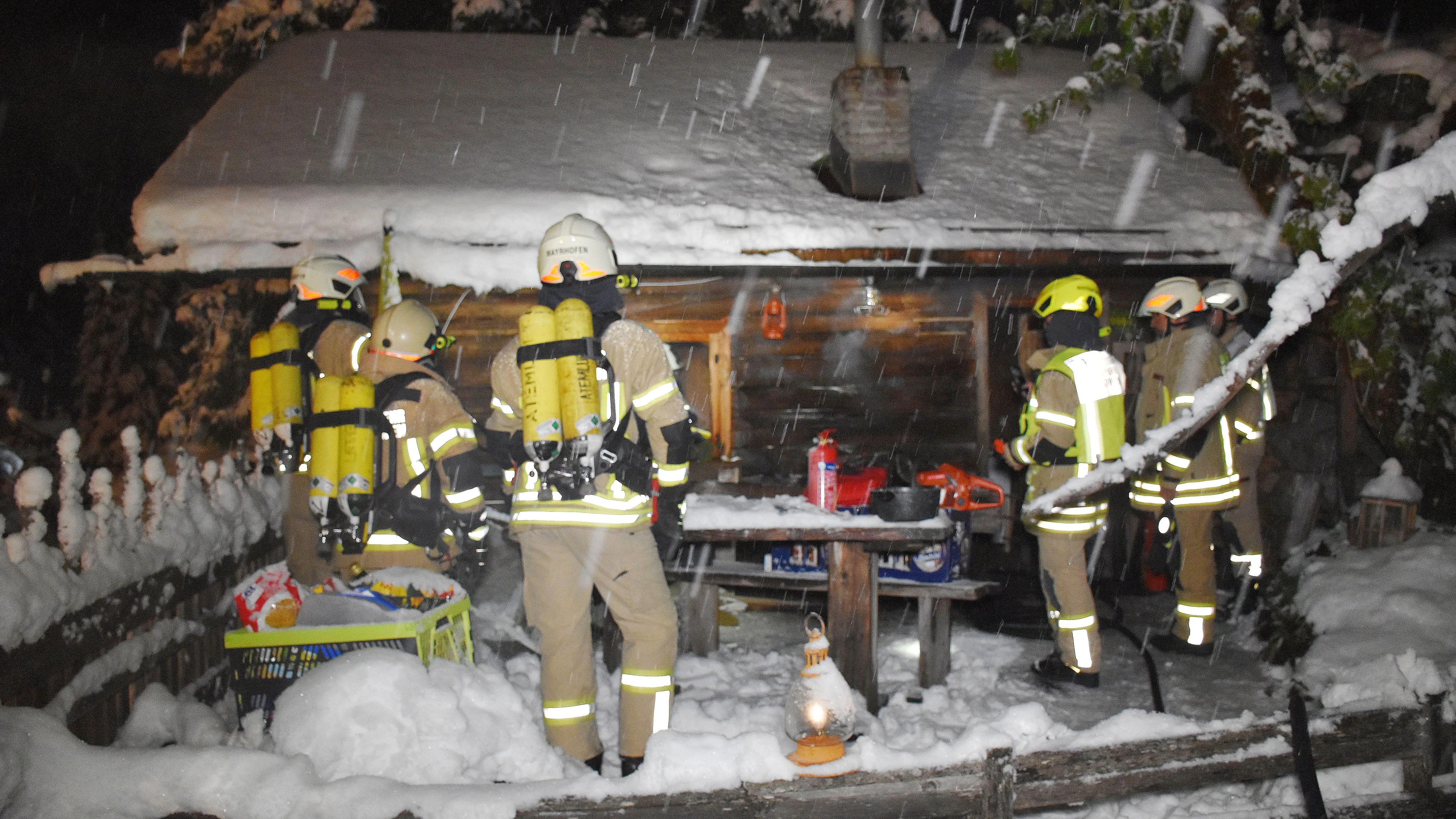 Heute.at - Almhütte brennt! Brisanter Einsatz mitten im Schnee