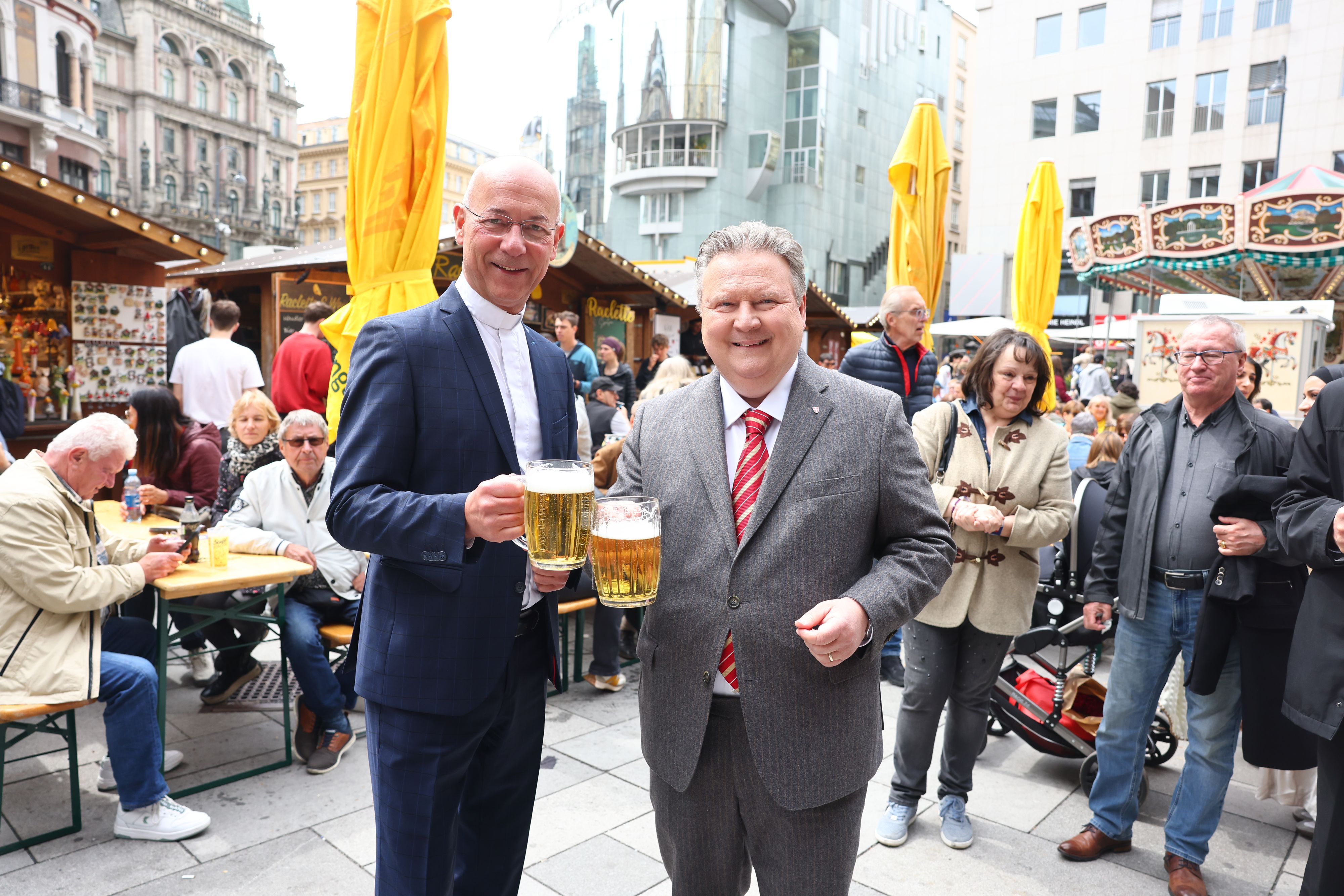 Dompfarrer Toni Faber und Bürgermeister Michael Ludwig (v.l.) eröffneten den Steffl-Kirtag.