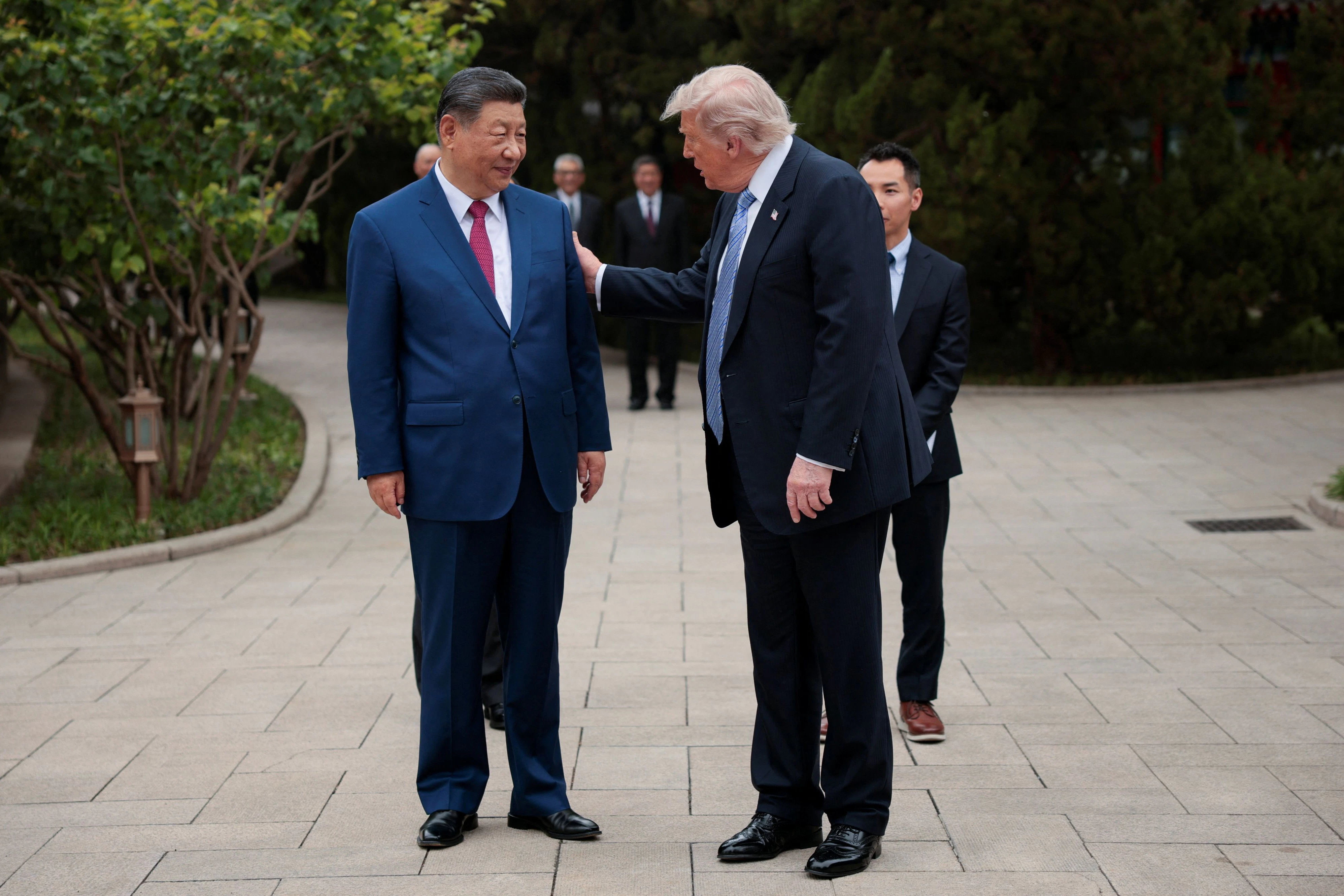 Abschließende Gespräche nach einem Rundgang bei Tee in den Gärten von Zhongnanhai