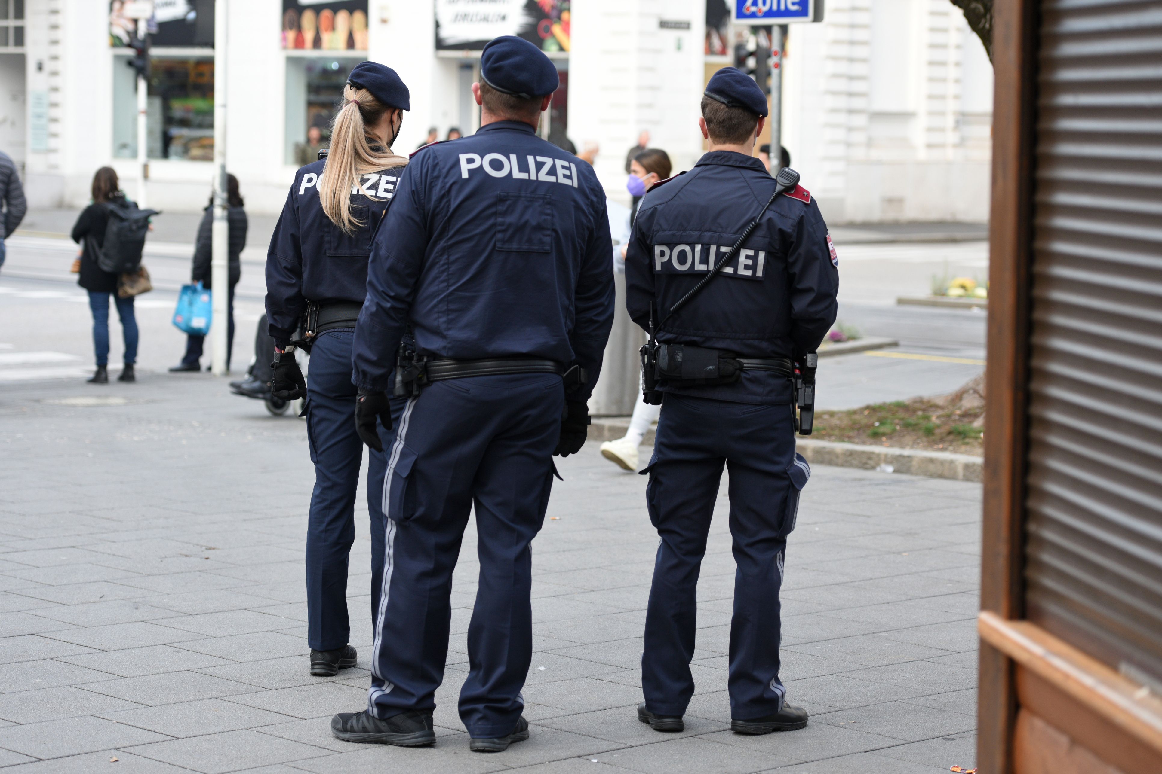 Heute.at - Linzer (28) schlägt mit Skateboard auf Autos ein