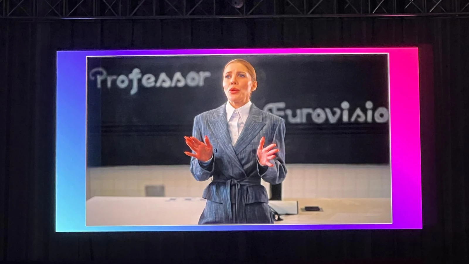 Swarovski klärt im Clip als Professorin über die Vorteile gegenüber dem ESC auf.