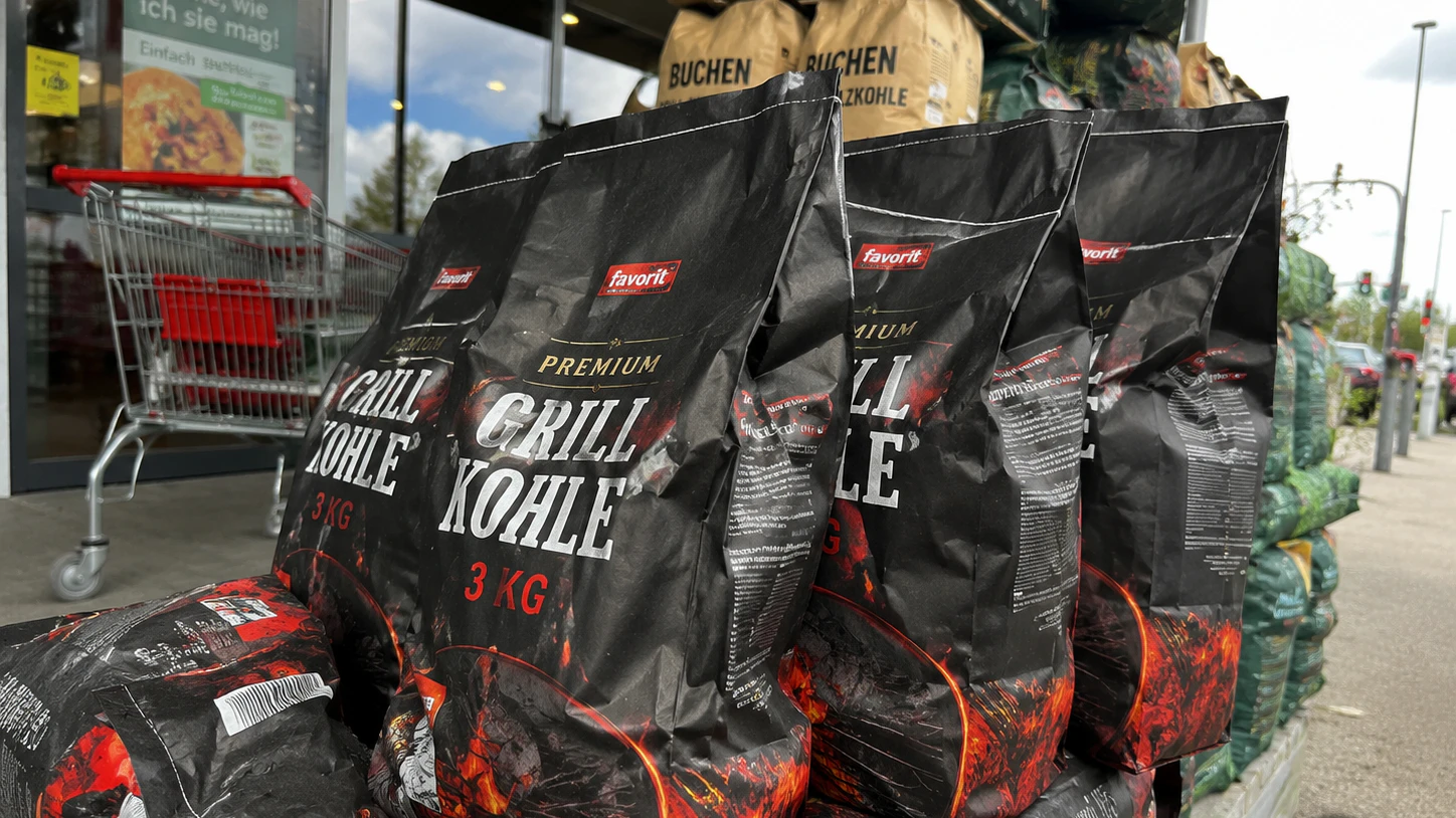 Grillkohle vor dem Geschäft...