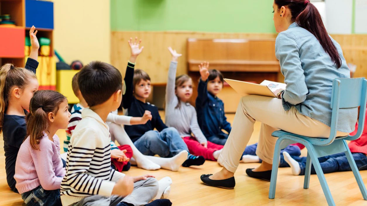 Kindergarten-Pädagogin ließ sich angeblich auf Affäre mit 14-Jährigem ein. 