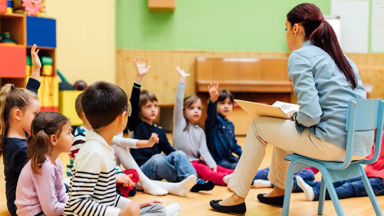 Kindergarten-Pädagogin ließ sich angeblich auf Affäre mit 14-Jährigem ein. 