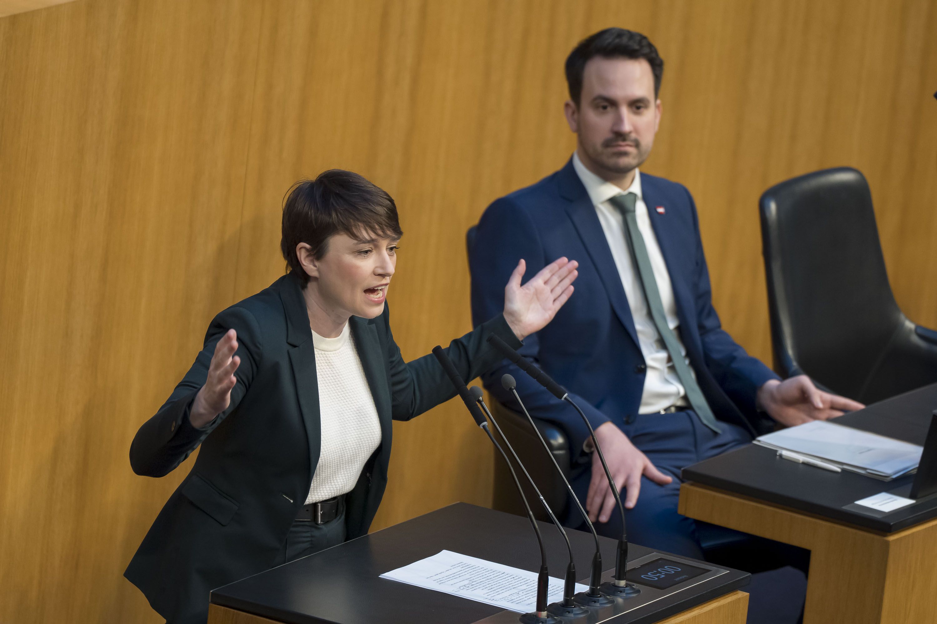 Grünen-Klubobfrau Maurer nimmt Minister Wiederkehr in die Mangel. (Archivbild)