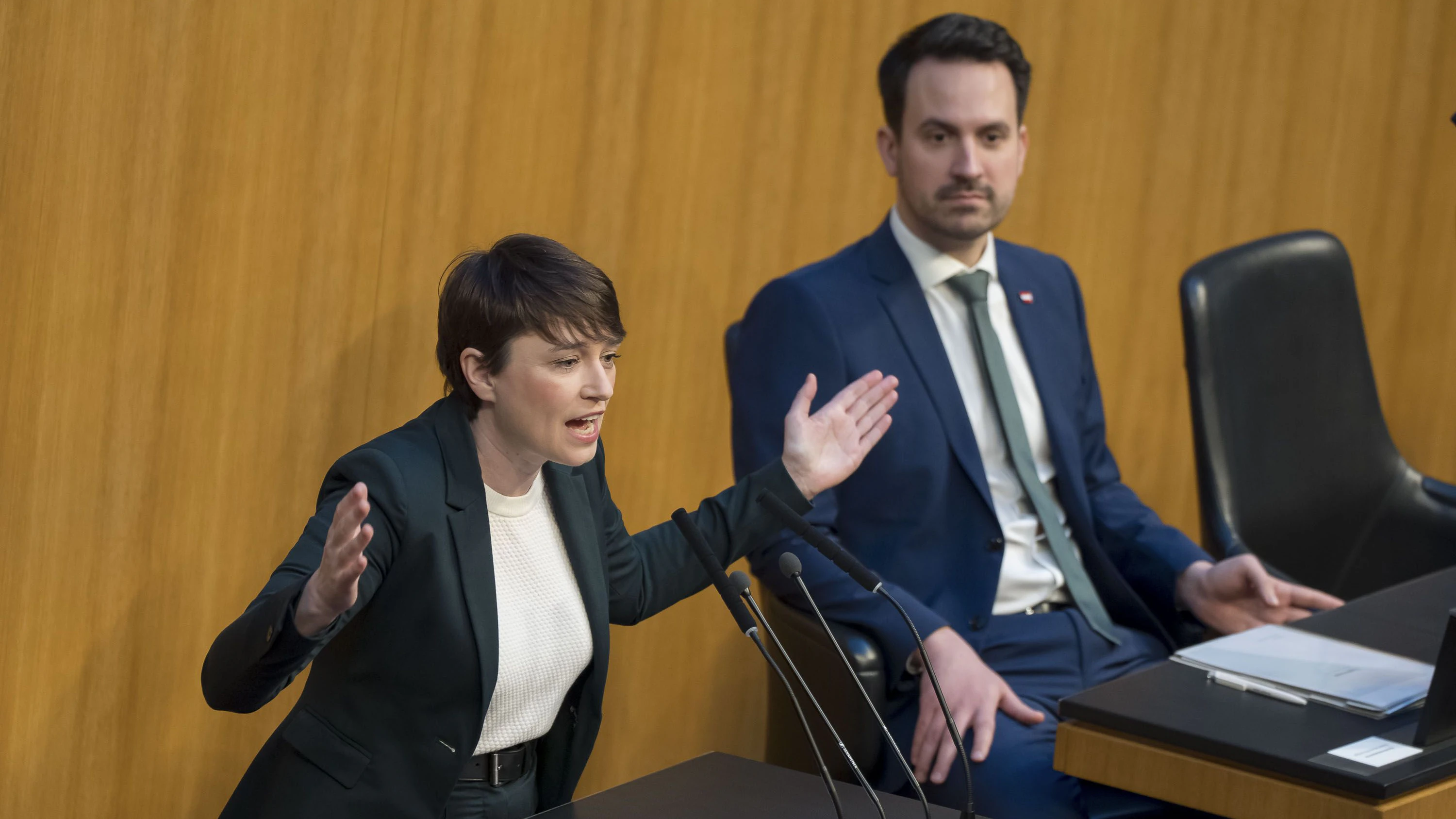 Grünen-Klubobfrau Maurer nimmt Minister Wiederkehr in die Mangel. (Archivbild)