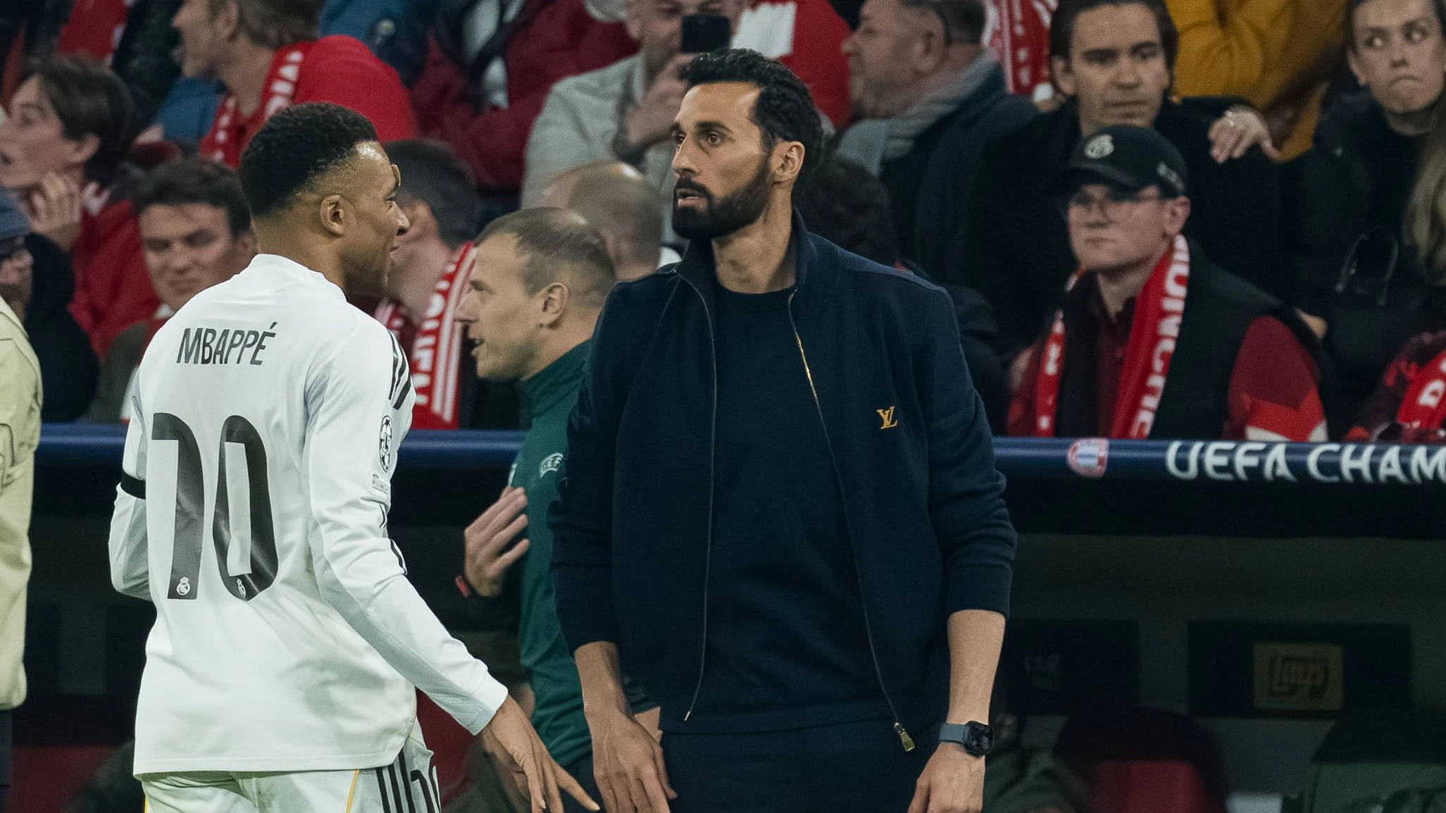 GER, Bavaria, Munich, Fussball, FC Bayern Munich - Real Madrid CF, at the Allianz Arena, Munich, Champions League, Quarter finals, second leg, April 15, 2026, from left: Vincent Kompany FC Bayern Muenchen, Trainer, Kylian Mbappe Real Madrid CF, 10, Alvaro Arbeloa Real Madrid CF, Trainer, Reaktionen nach dem Tor, gestikulieren, emotionen, reactions after the goal, gestures, emotions UEFA regulations prohibit any use of photographs as image sequences and or quasi-video, Munich Allianz Arena Bavaria Germany Copyright: xMichaelxNibelx