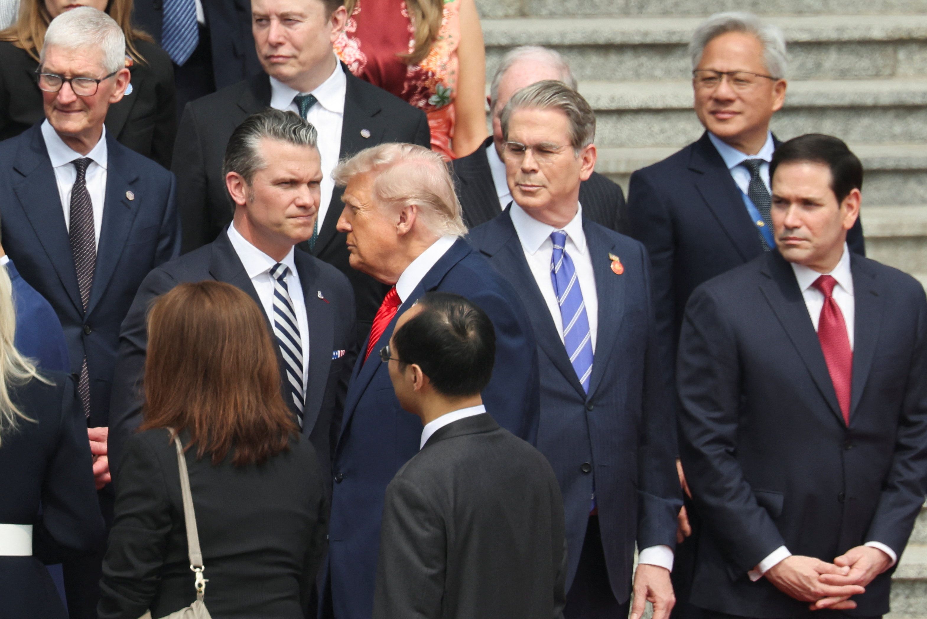 Donald Trump mit Rubio, Bessent, Hegseth, sowie Jensen Huang, CEO of Nvidia, Tesla CEO Elon Musk, Apple CEO Tim Cook und andere bei seiner China-Reise.