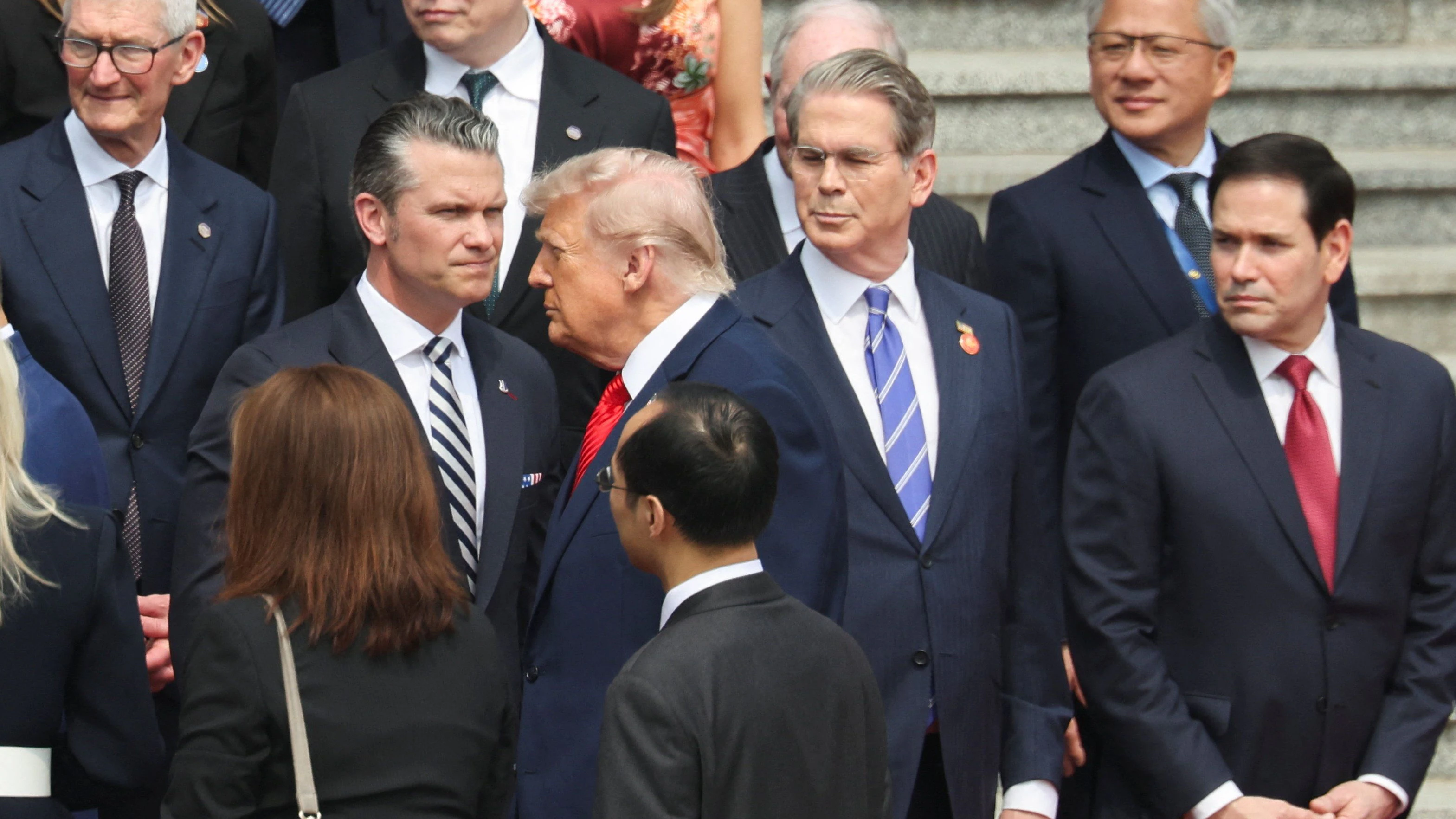 Donald Trump mit Rubio, Bessent, Hegseth, sowie Jensen Huang, CEO of Nvidia, Tesla CEO Elon Musk, Apple CEO Tim Cook und andere bei seiner China-Reise.
