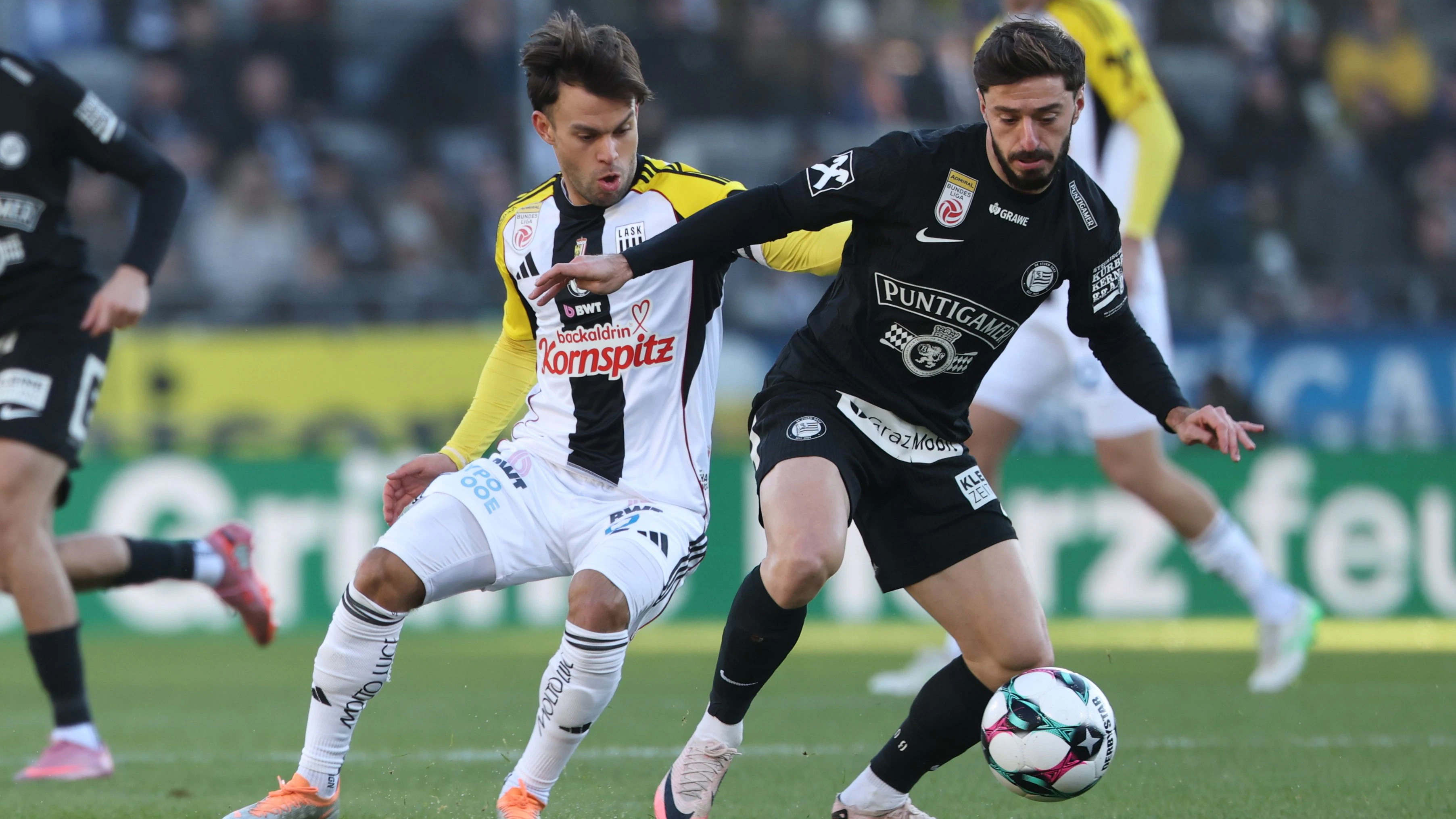 GRAZ,AUSTRIA,23.NOV.25 - SOCCER - ADMIRAL Bundesliga, SK Sturm Graz vs Linzer ASK. Image shows Sascha Horvath (LASK) and Otar Kiteishvili (Sturm). Photo: GEPA pictures/ Chris Bauer