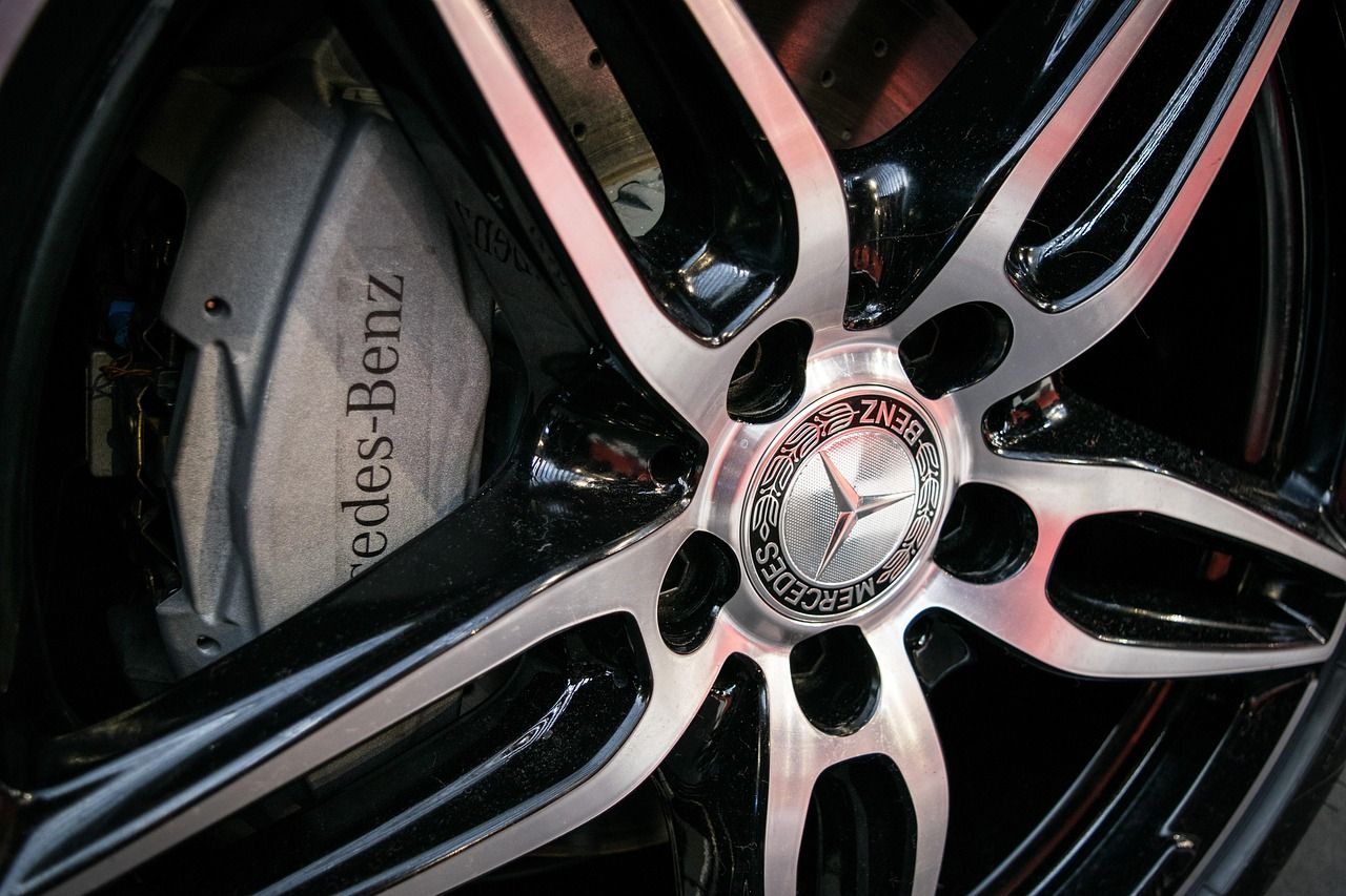Mercedes-Benz Luxusfahrzeug im Autohaus