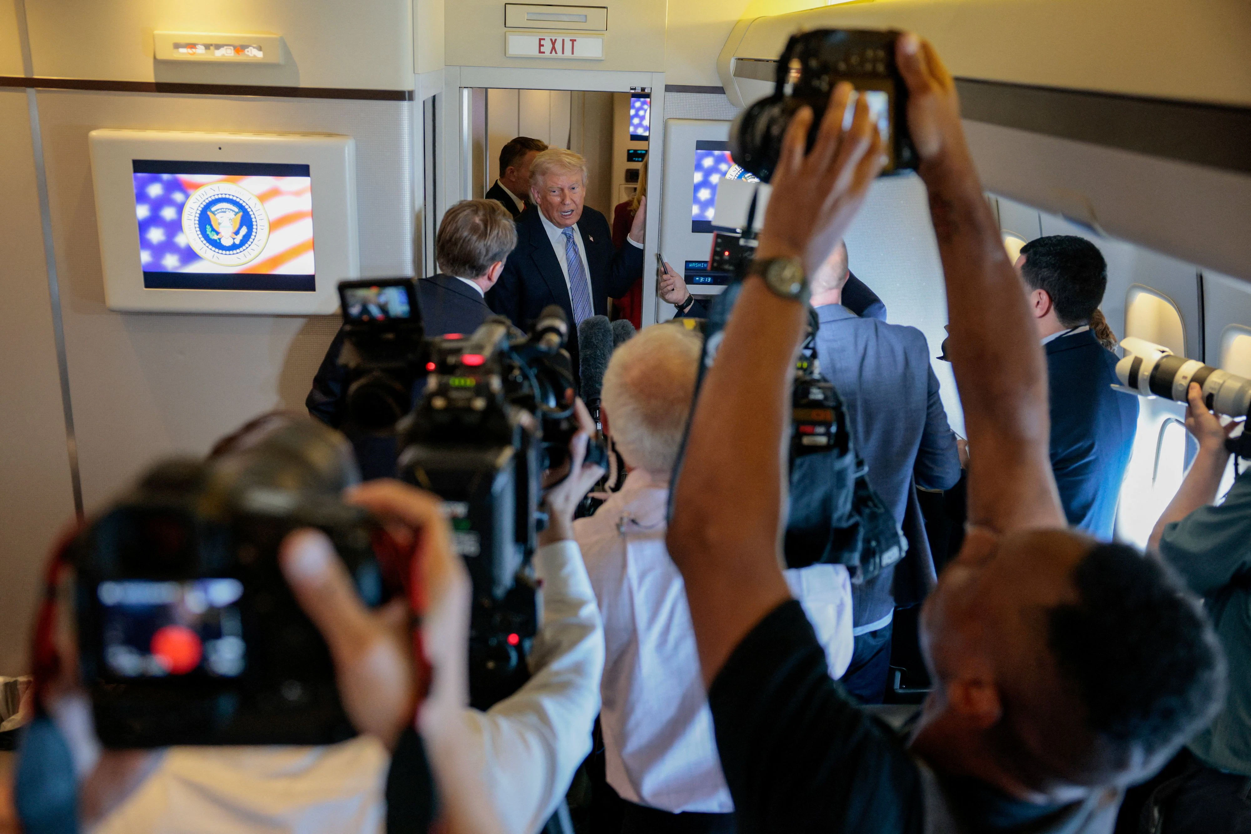 Trump sprach an Bord der Air Force One mit Journalisten, sagte aber wenig