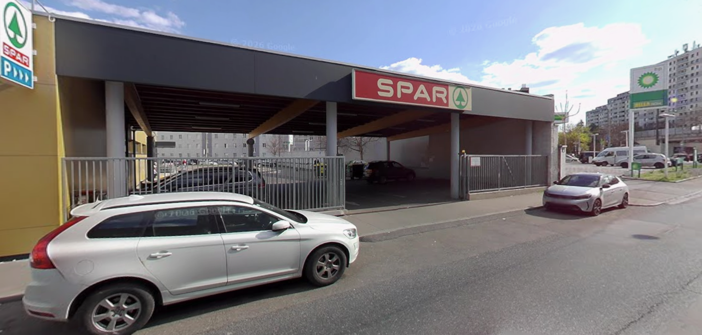 Blick auf den Spar-Parkplatz in der Geiselbergstraße (11.). Dort befindet sich auch ein Altstoffsammelzentrum. Die Container sind auch auf Google Street View auszumachen hinter der Einfahrt.