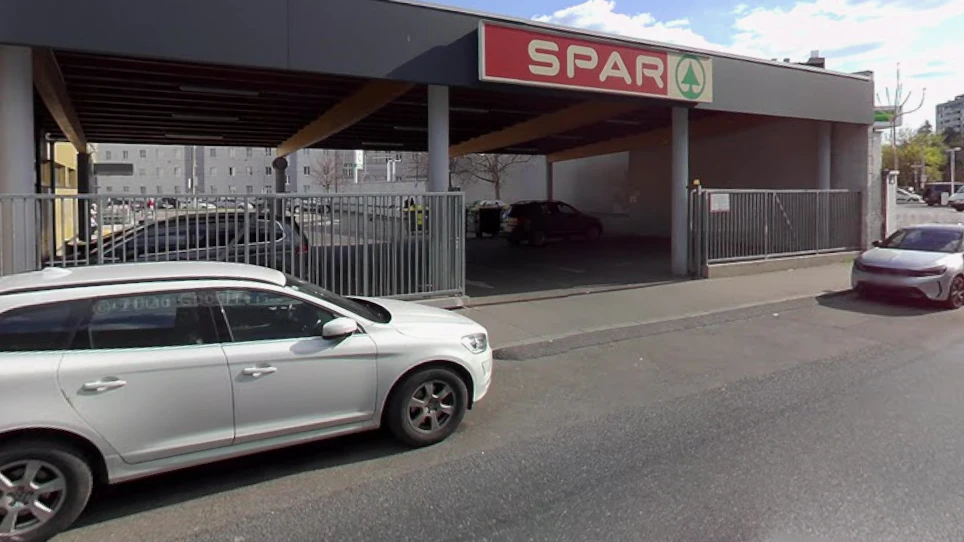 Blick auf den Spar-Parkplatz in der Geiselbergstraße (11.). Dort befindet sich auch ein Altstoffsammelzentrum. Die Container sind auch auf Google Street View auszumachen hinter der Einfahrt.