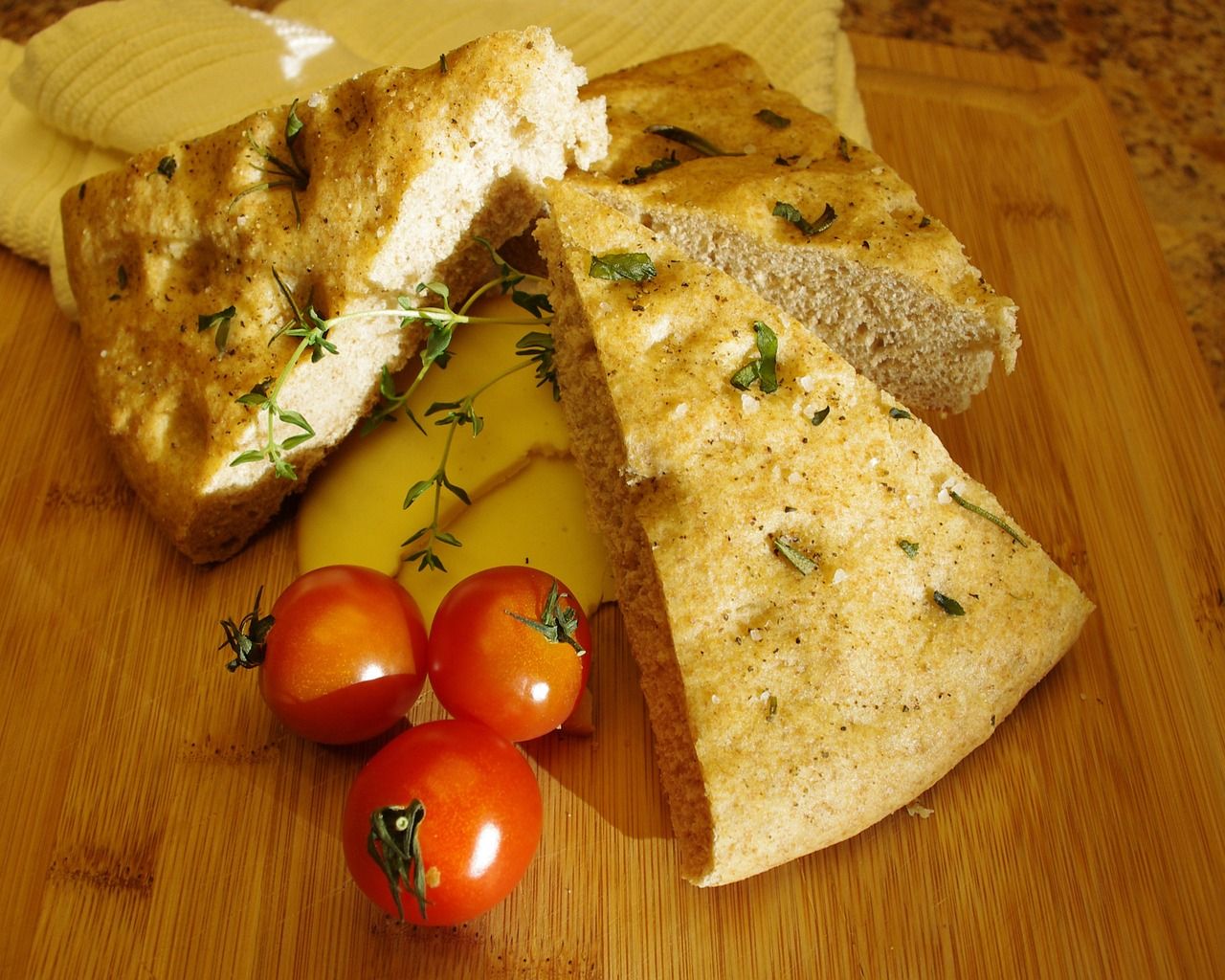 Knuspriges Zupfbrot mit Kräutern und Tomaten