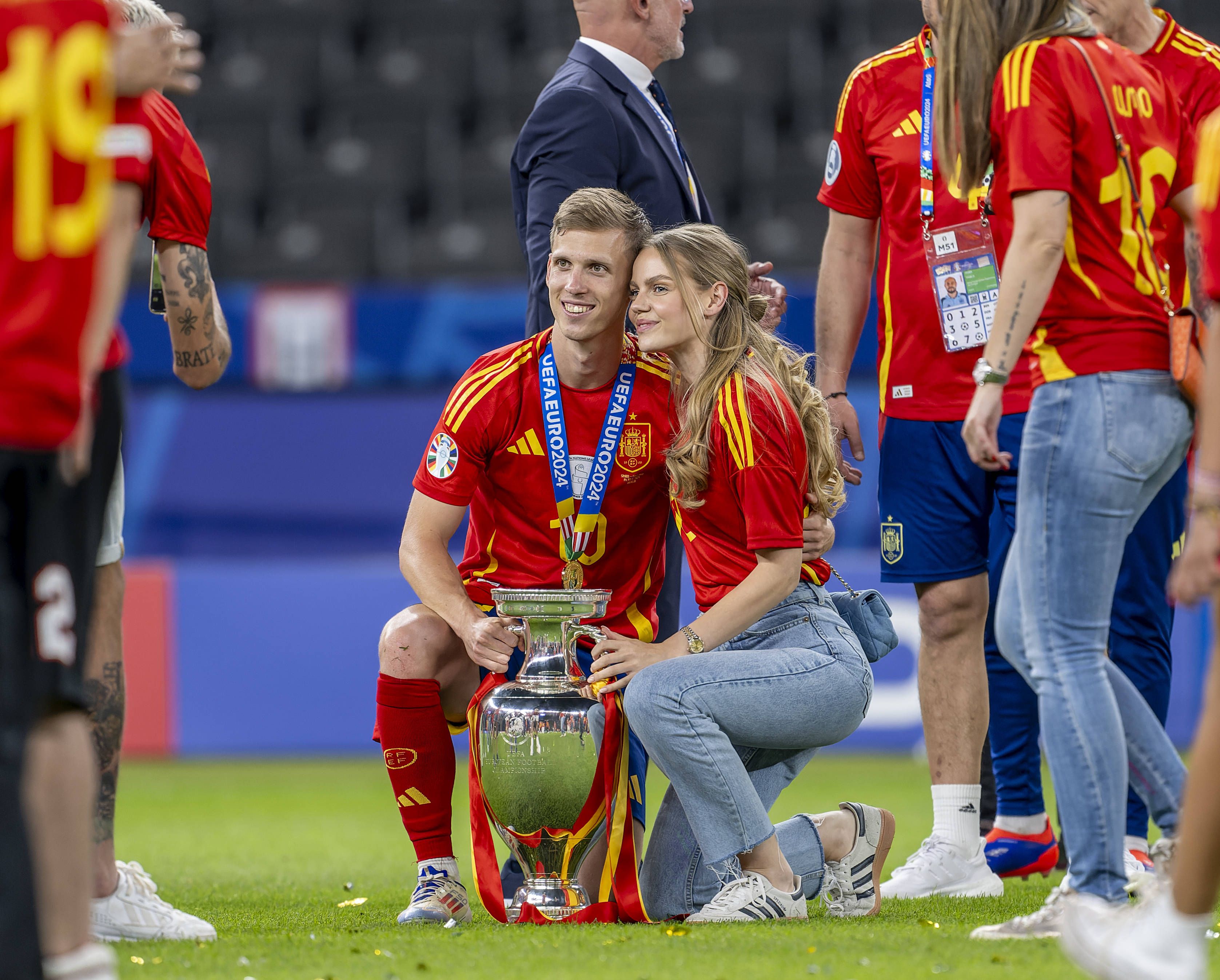 Fußball-Star Dani Olmo und seine Partnerin Laura Abla Schmitt. 