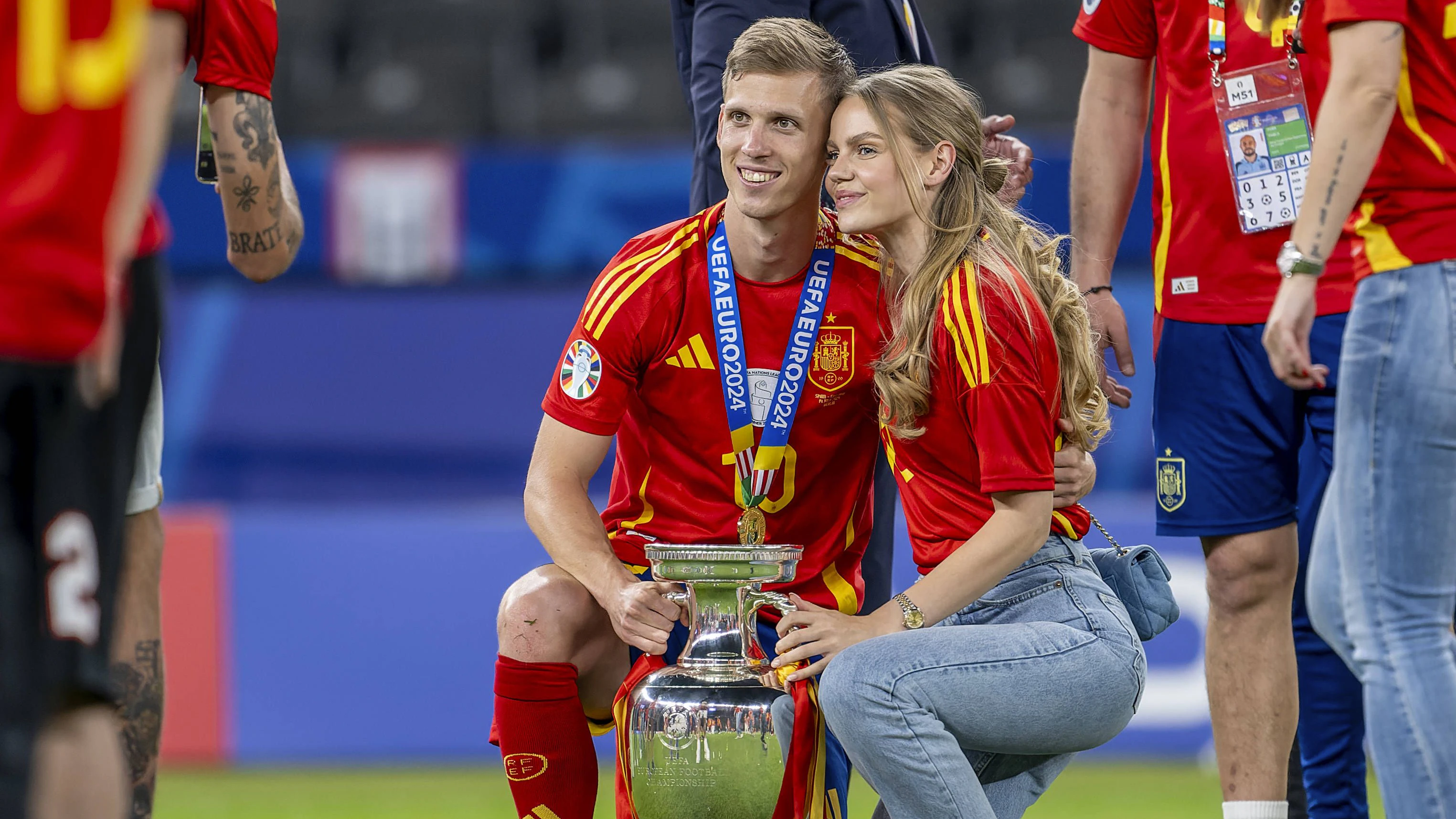Fußball-Star Dani Olmo und seine Partnerin Laura Abla Schmitt. 