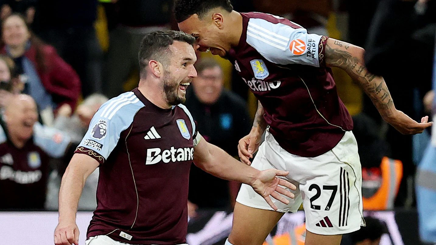 Aston Villa feiert den klaren Erfolg gegen Liverpool. 