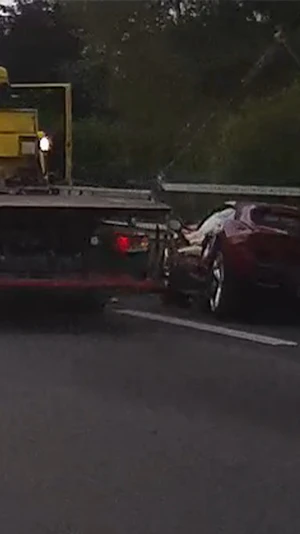 Ferrari-Unfall auf A14 bei Dornbirn: Totalschaden nach Kollision mit Leitplanke, Fahrer und Beifahrerin unverletzt. Aktuelle Details zum Vorfall.