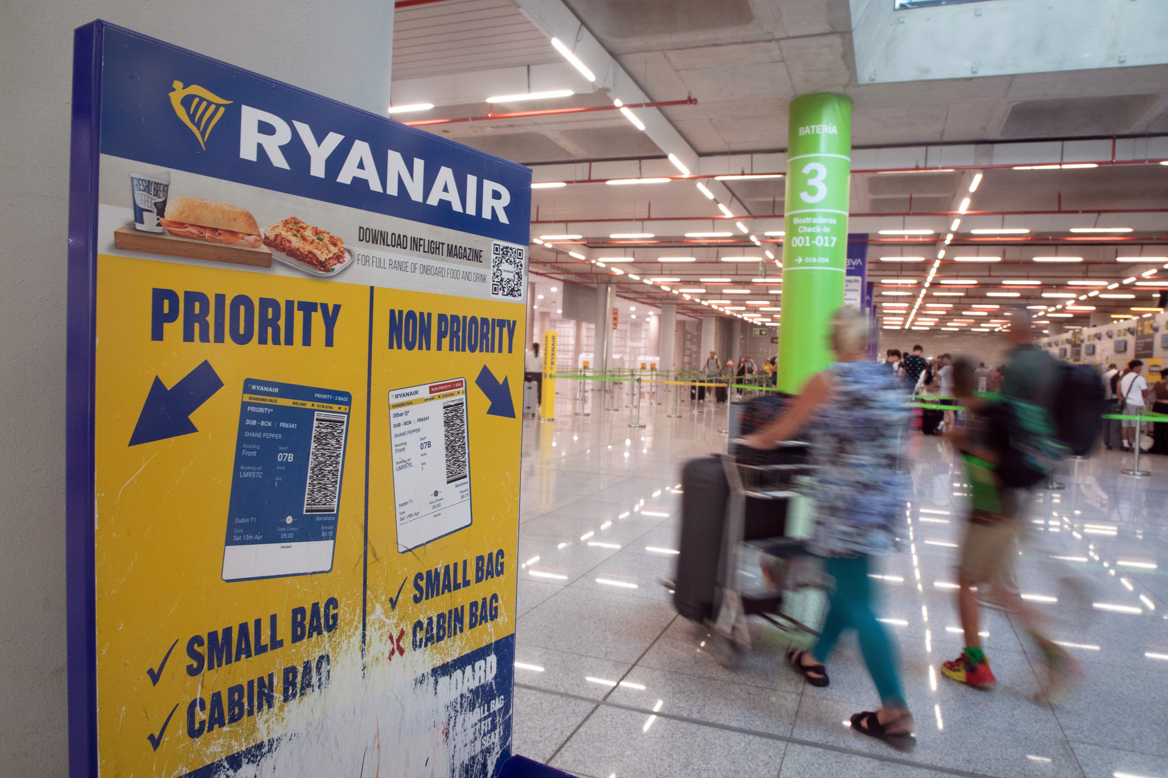 Europas größte Billigfluglinie will ihre Mitarbeiter künftig nämlich stärker dafür belohnen, zu großes Handgepäck aufzuspüren.
