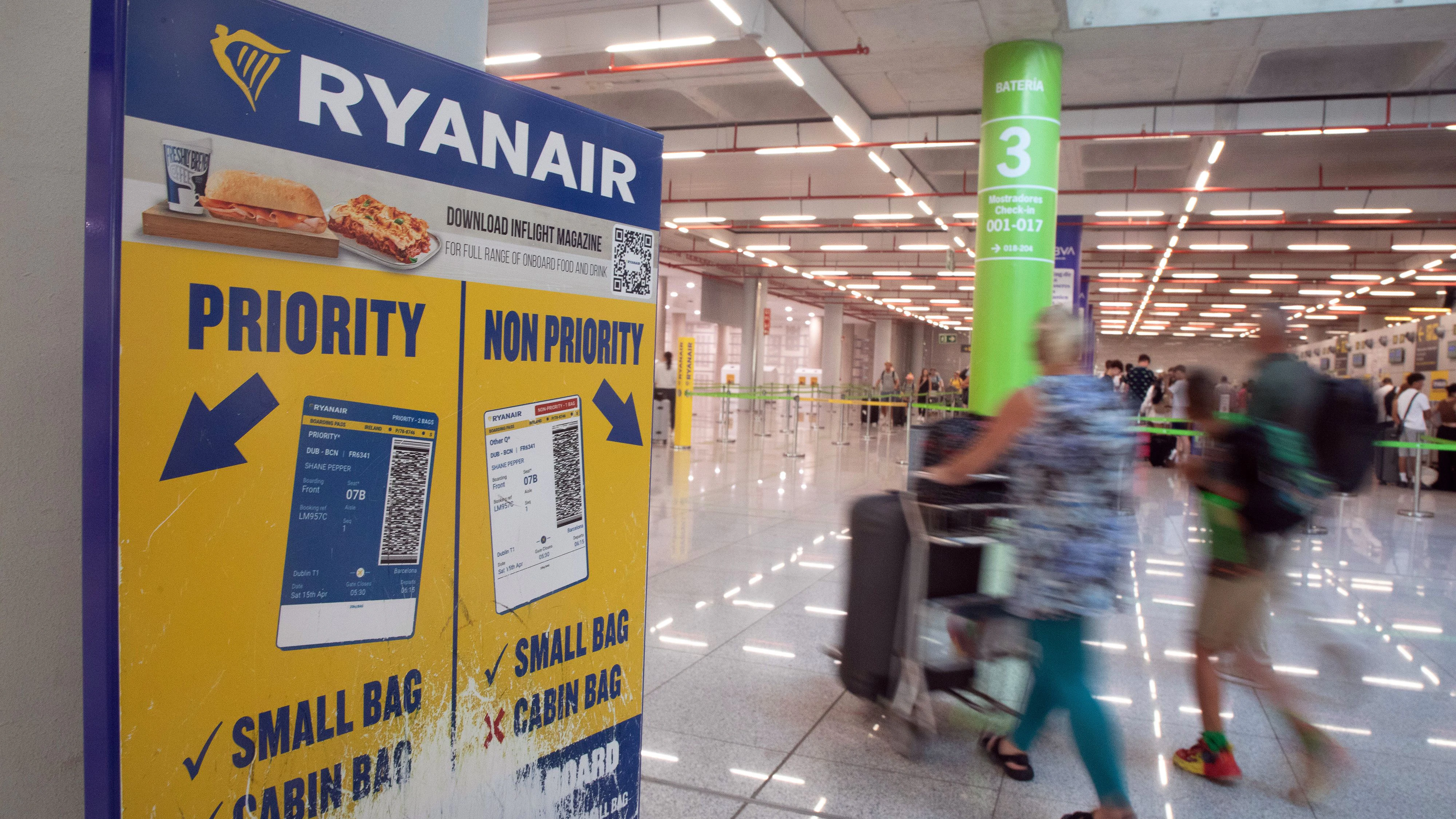 Heute.at - Koffer zu groß? Ryanair-Personal kassiert fürs Petzen