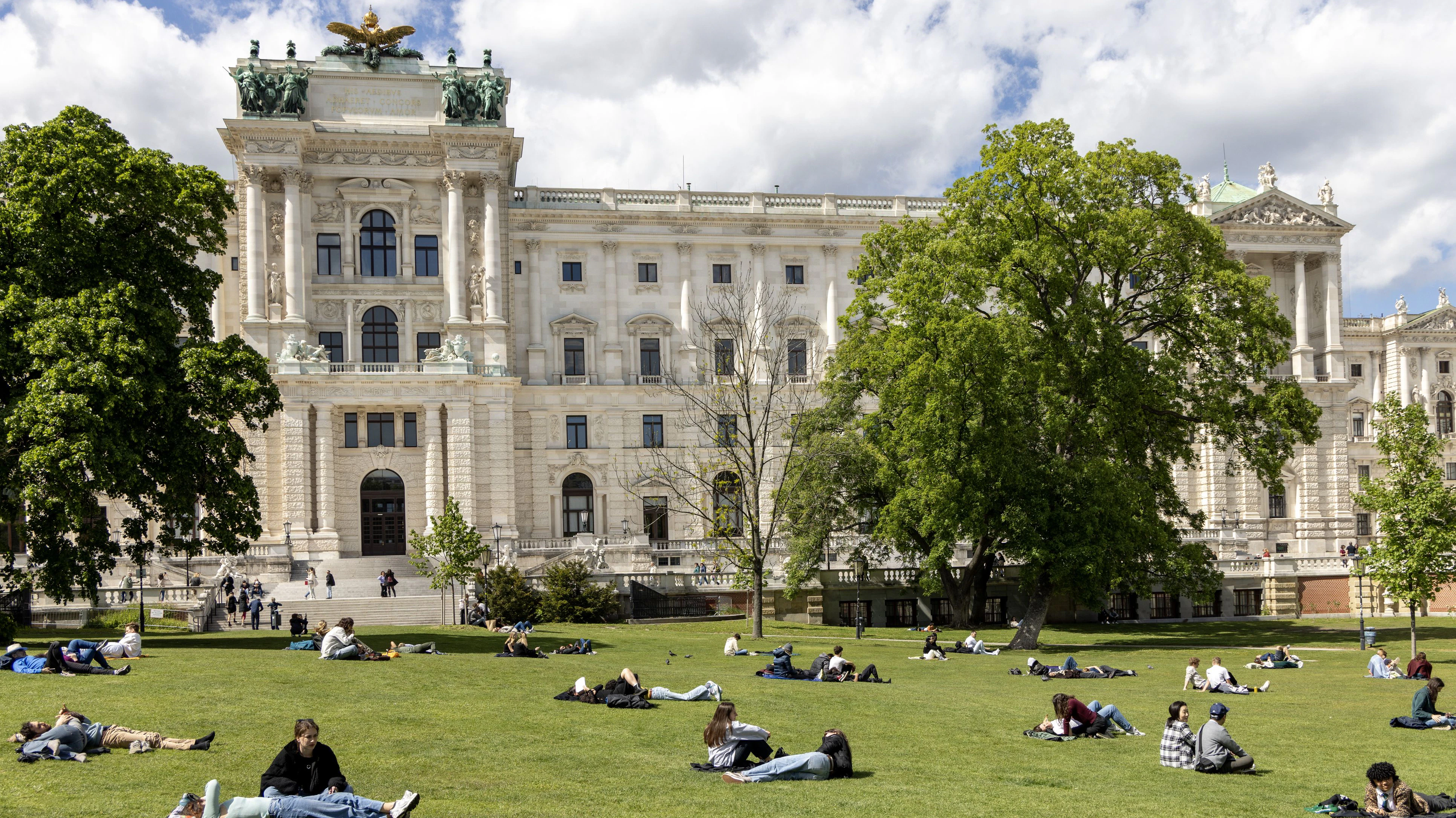 Sobald das Wetter hält, füllt sich die Wiese im Burggarten.