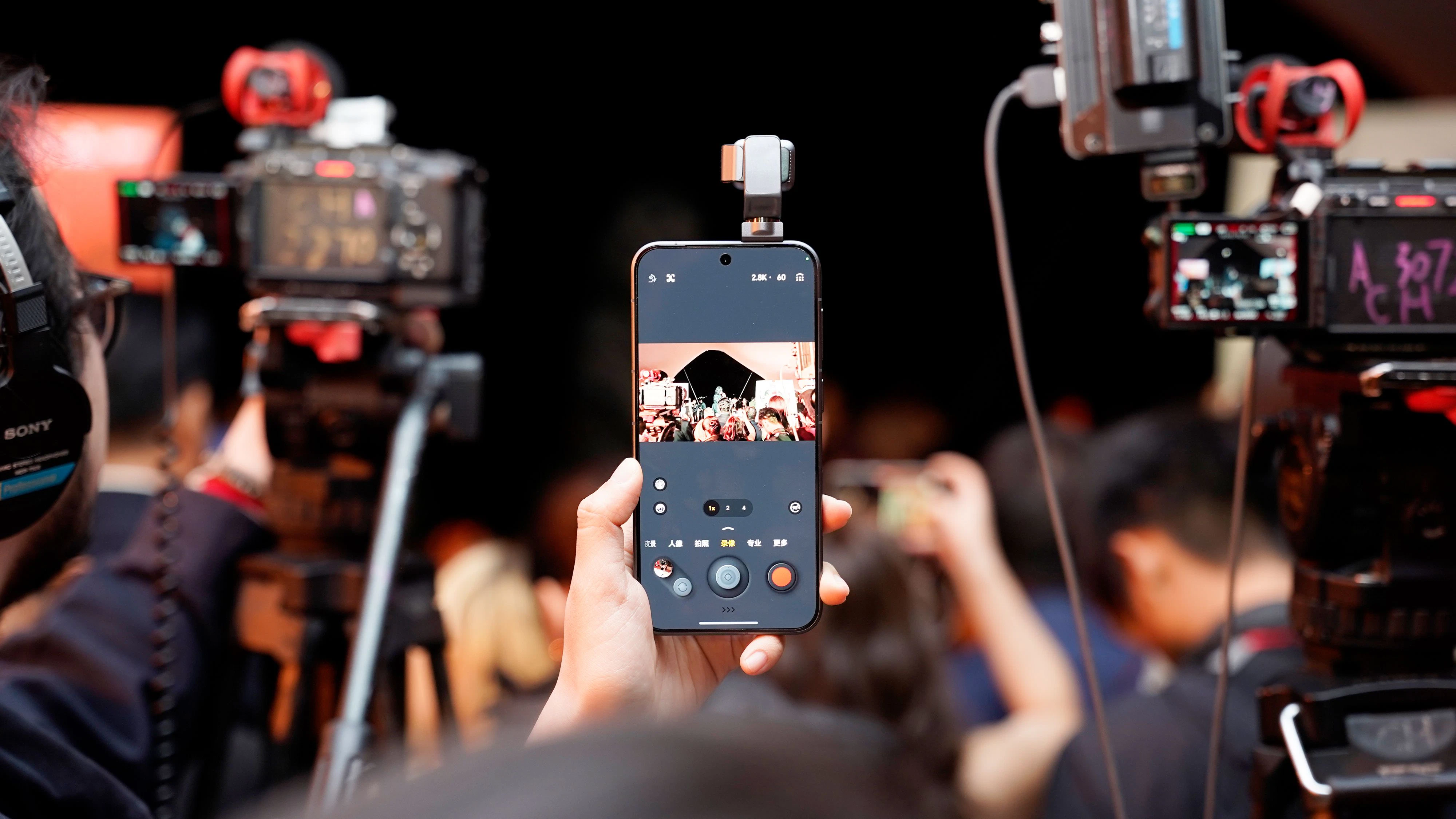Das Robot Phone soll laut Hersteller ein besonders kompaktes 4DoF-Gimbal-System besitzen.