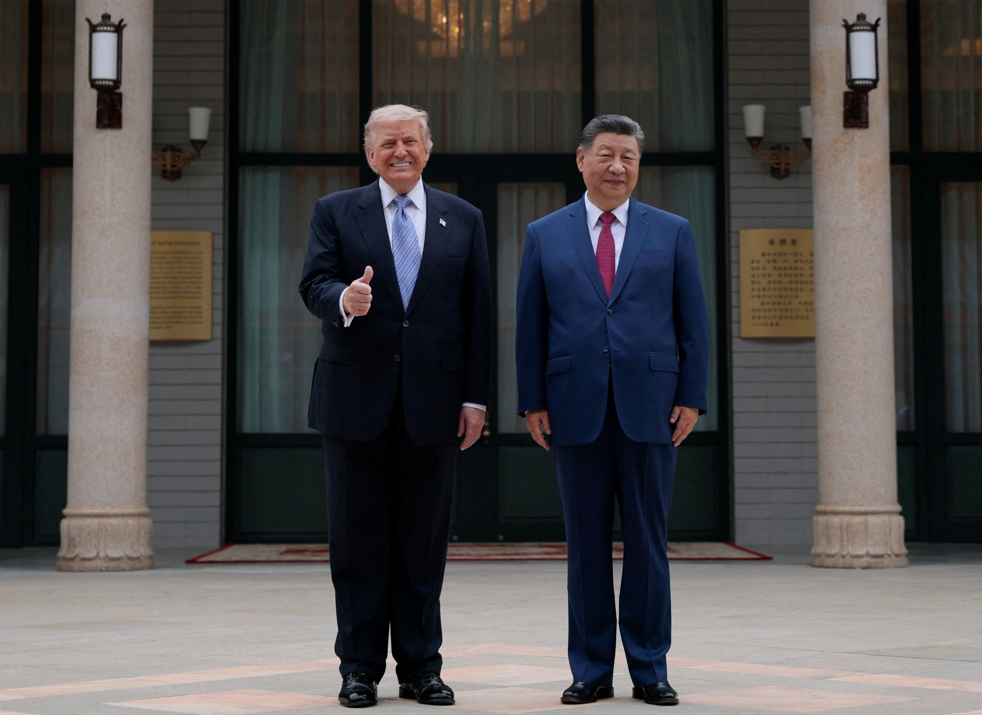 Donald Trump ist am Mittwoch (13. Mai 2026) nach Peking gereist. Es ist der erste Besuch eines US-Präsidenten in China seit fast zehn Jahren. Mehr als zwei Stunden lang sprachen die beiden Staatschefs über internationale Krisen und die angespannten Beziehungen zwischen den USA und China.