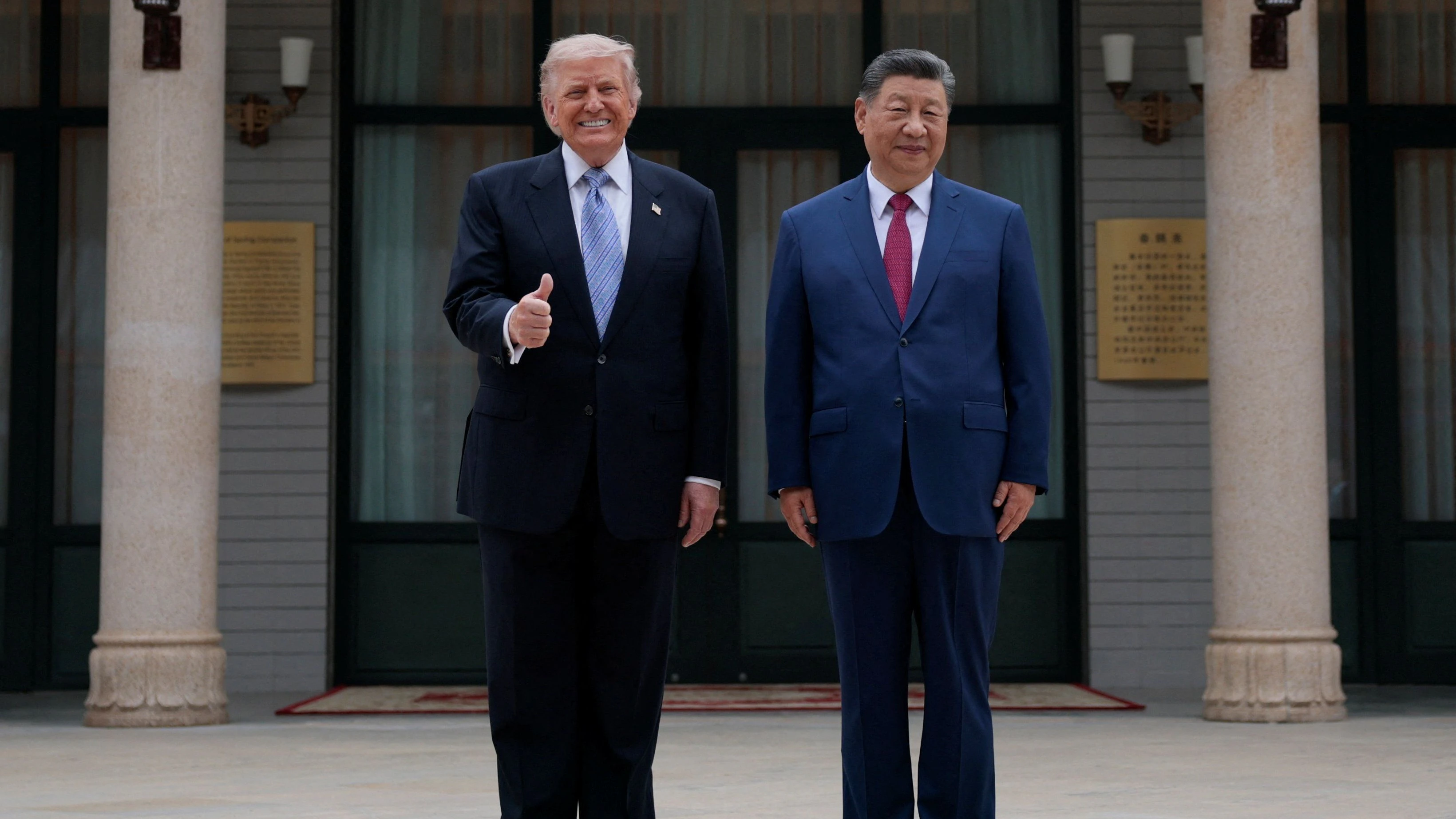 Donald Trump ist am Mittwoch (13. Mai 2026) nach Peking gereist. Es ist der erste Besuch eines US-Präsidenten in China seit fast zehn Jahren. Mehr als zwei Stunden lang sprachen die beiden Staatschefs über internationale Krisen und die angespannten Beziehungen zwischen den USA und China.