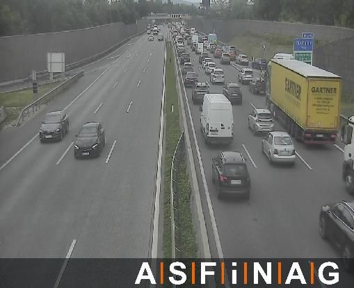 Nach einem Unfall staut es sich auf der A1 ordentlich.