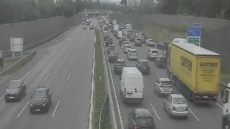 Nach einem Unfall staut es sich auf der A1 ordentlich.