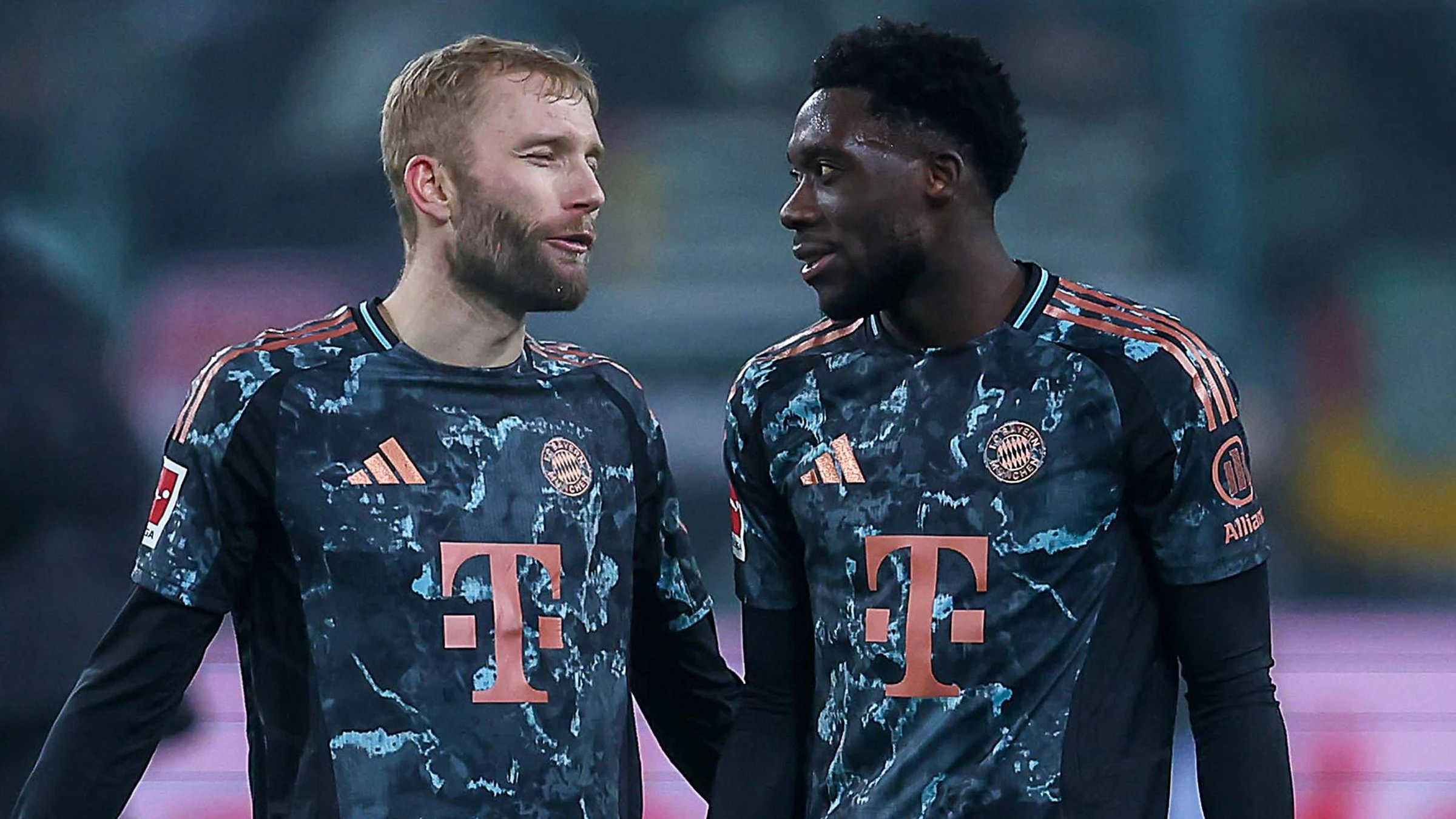 11.01.2025, Fußball, Borussia Mönchengladbach - FC Bayern München, 1. Fußball Bundesliga, Borussia-Park, Saison 2024 2025: Konrad Laimer Bayern 27 neben Alphonso Davies Bayern 19 DFB regulations prohibit any use of photographs as image sequences and or quasi-video. Nordrhein-Westfalen Deutschland *** 11 01 2025, Soccer, Borussia Mönchengladbach FC Bayern Munich, 1 Soccer Bundesliga, Borussia Park, Season 2024 2025 Konrad Laimer Bayern 27 next to Alphonso Davies Bayern 19 DFB regulations prohibit any use of photographs as image sequences and or quasi video Nordrhein Westfalen Germany