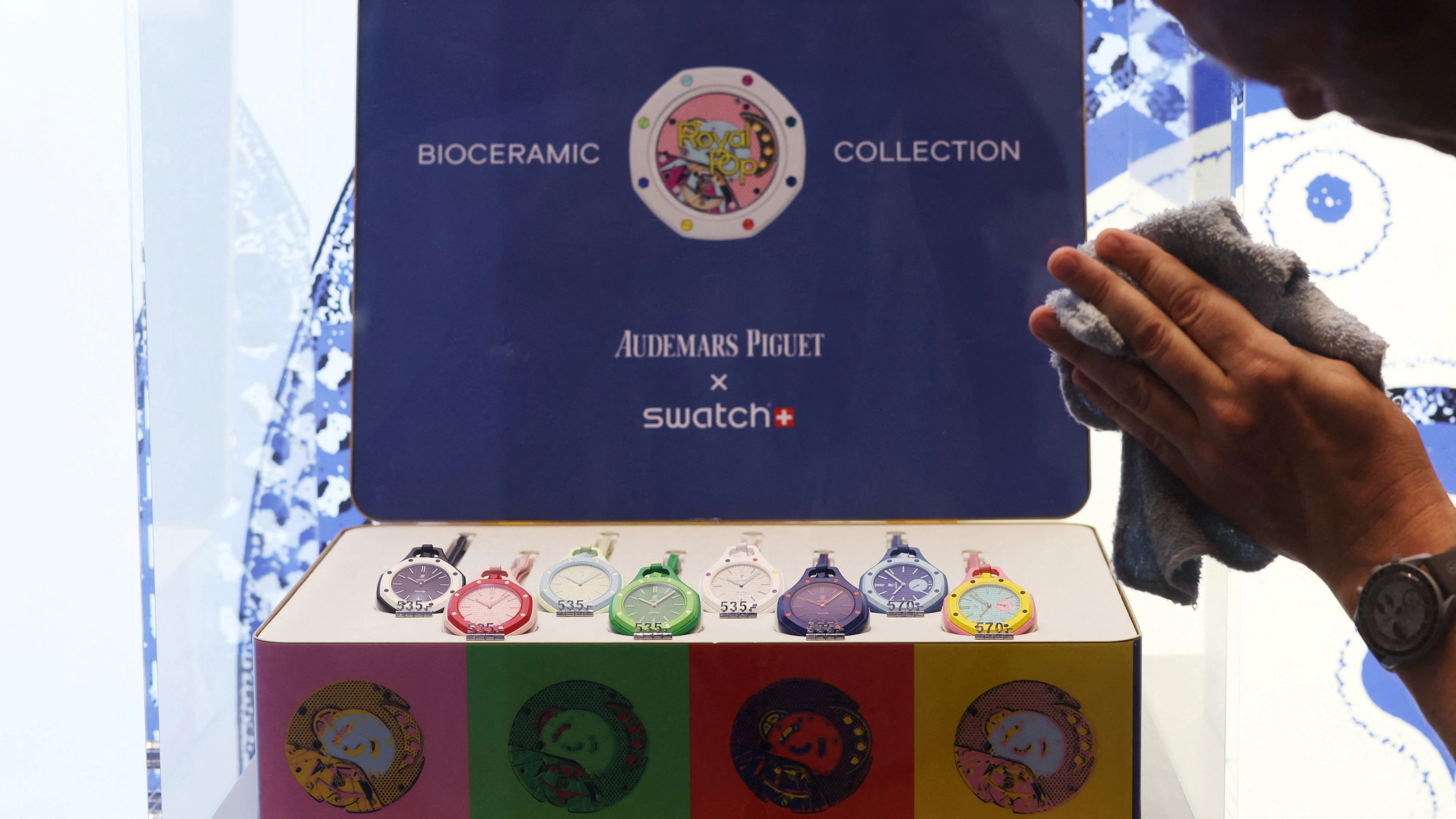 Die Sonderkollektion von Swatch-Uhren in Zusammenarbeit mit der Schweizer Nobelmarke Audemars Piguet.