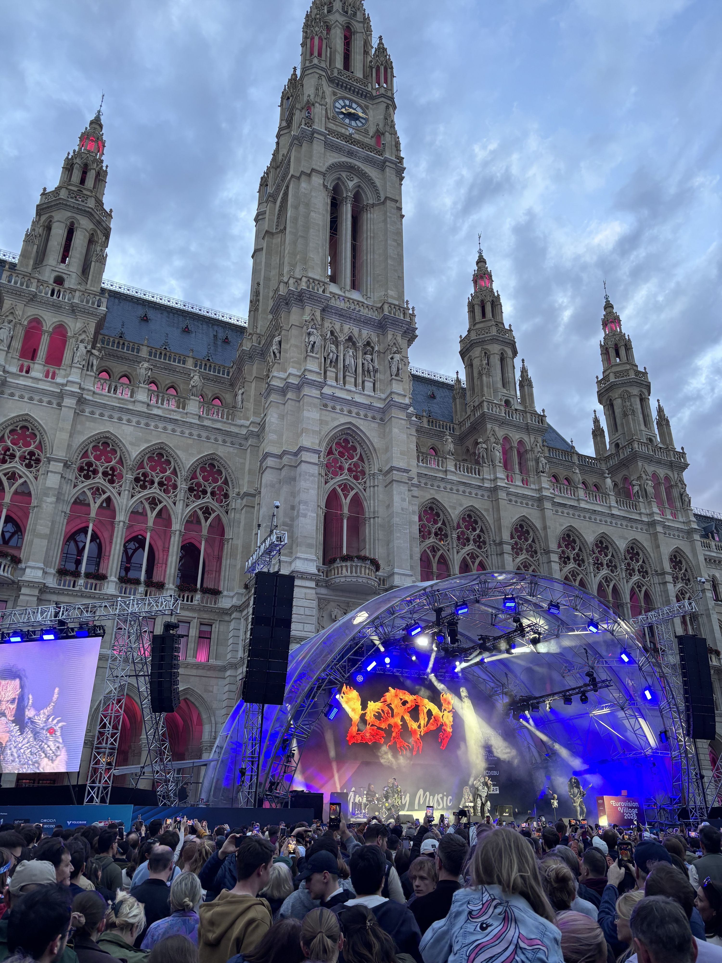 Lordi aus Finnland rockten bereits das ESC-Village am Wiener Rathausplatz.