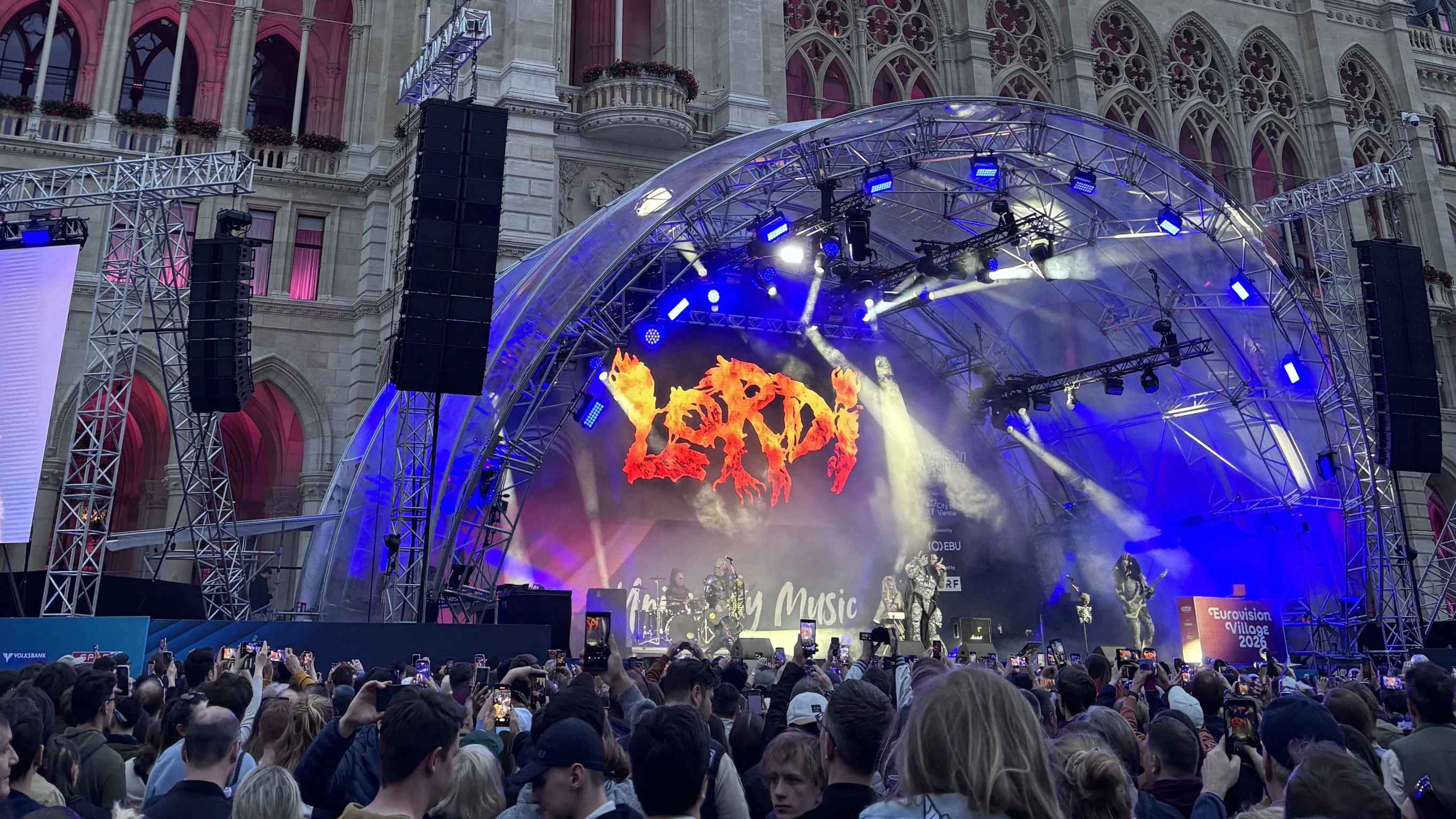 Lordi aus Finnland rockten bereits das ESC-Village am Wiener Rathausplatz.